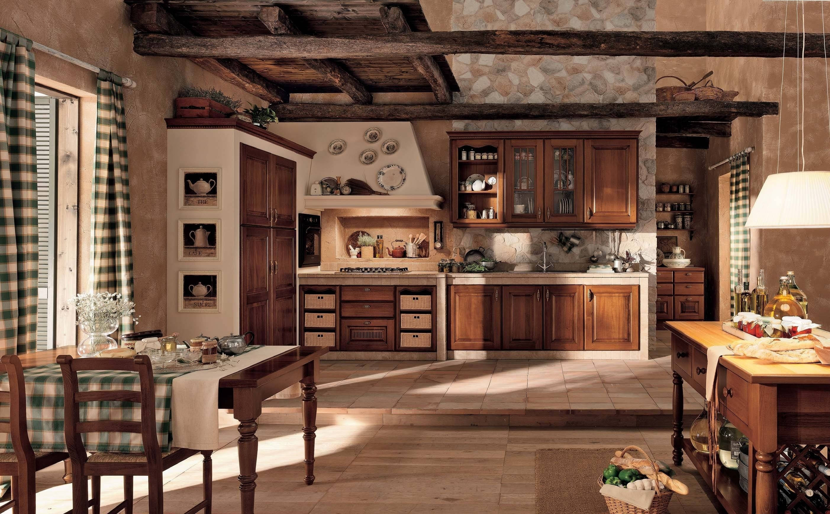 Interior Design 桌布 壁紙 — 溫暖質樸的廚房，木樑、石牆和格子窗簾沐浴在金色的陽光中。