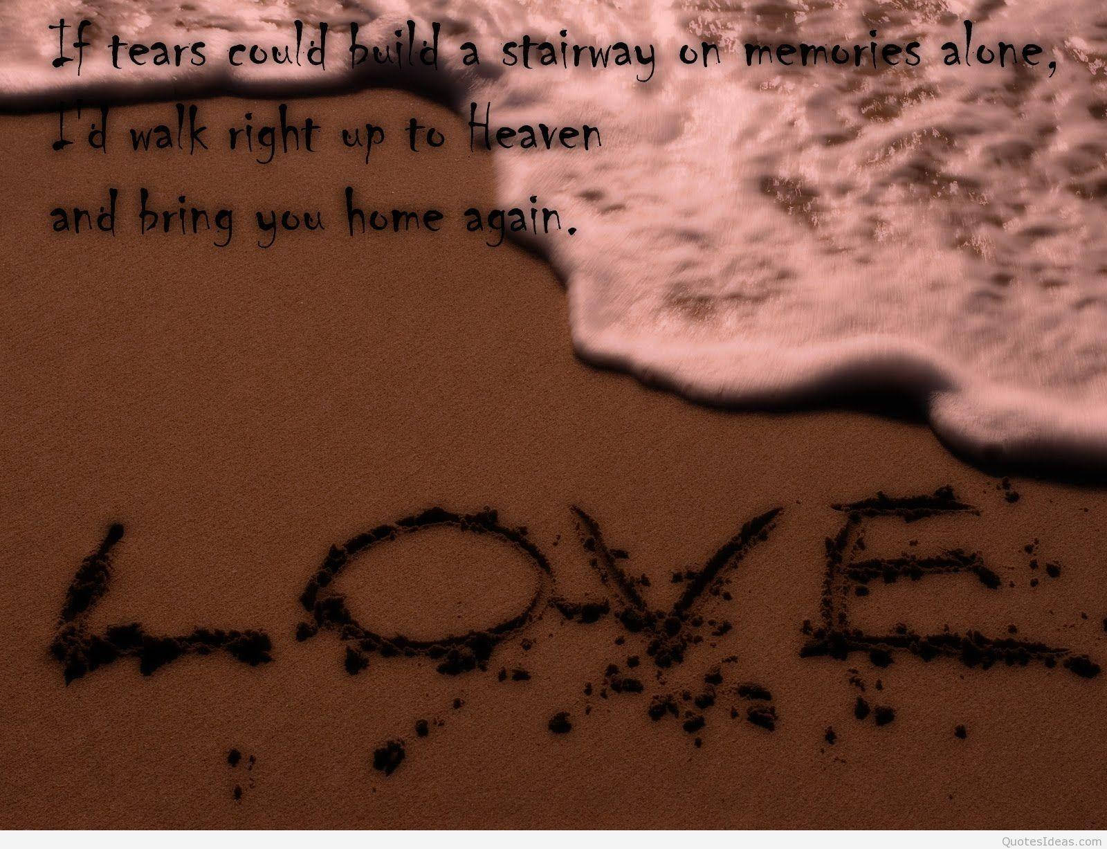 悲傷的愛情 桌布 壁紙 — 溫柔的波浪輕輕擦去寫在沙灘上的LOVE字樣，旁邊是關於天堂和回憶的詩意引言。