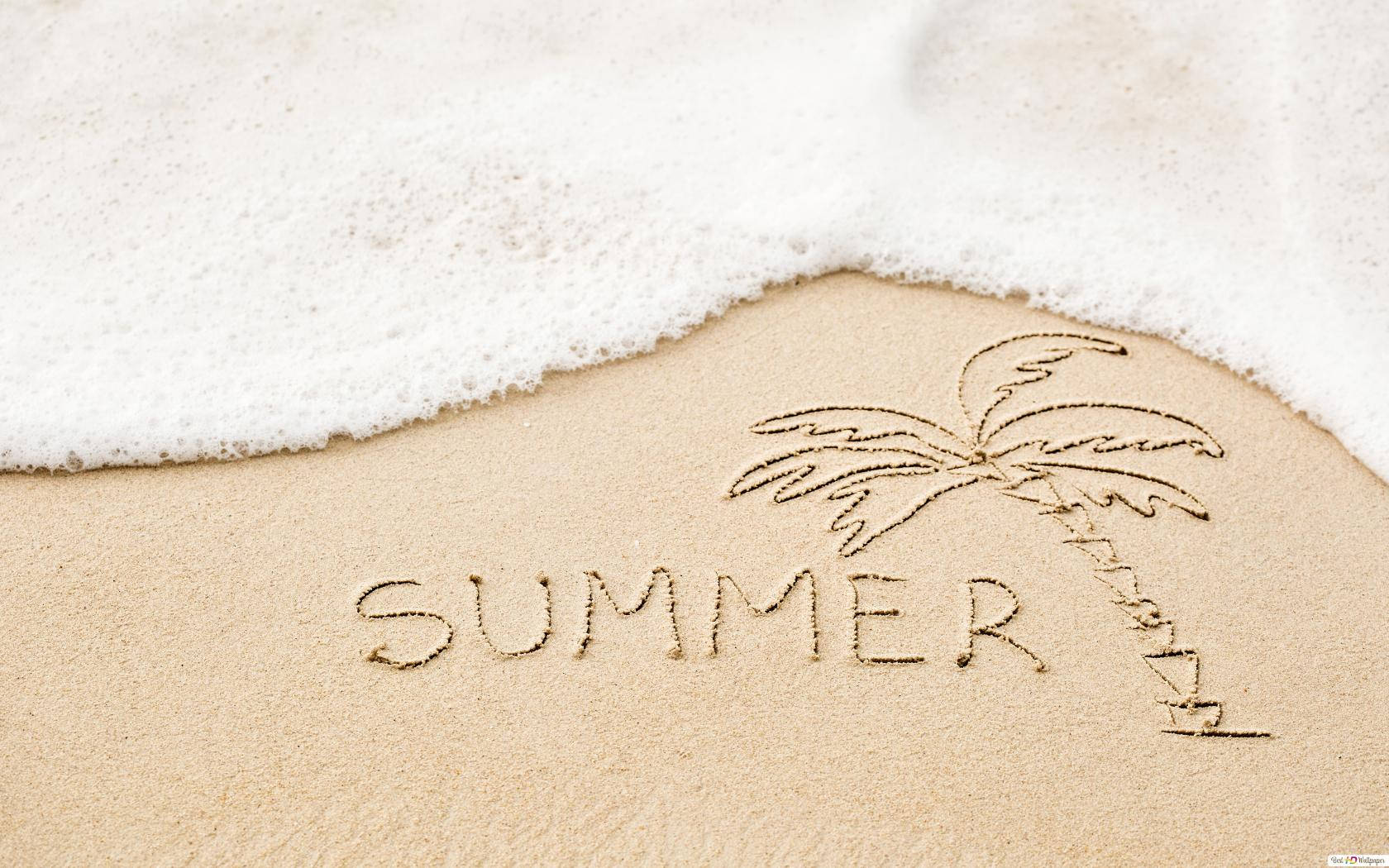 夏季 桌布 壁紙 — 溫柔的海浪拍打著沙灘，濕潤的海岸線上畫著「SUMMER」和一棵棕櫚樹。