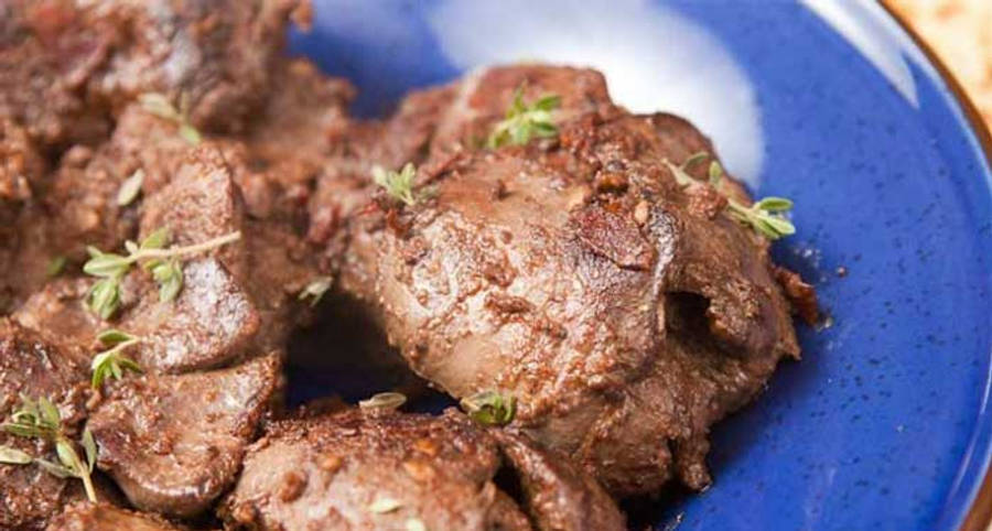 Liver 桌布 壁紙 — 滋滋作響的烤肉片，飾以新鮮百里香，置於帶斑點的藍色陶瓷盤上。
