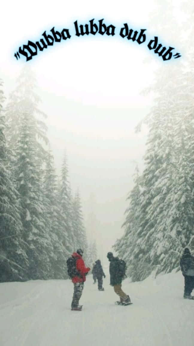 Wubba Lubba Dub Dub 桌布 壁紙 — 滑雪板手在霧濛濛的天空下滑過白雪覆蓋的森林小徑，上方拱形文字寫著「Wubba lubba dub dub」。