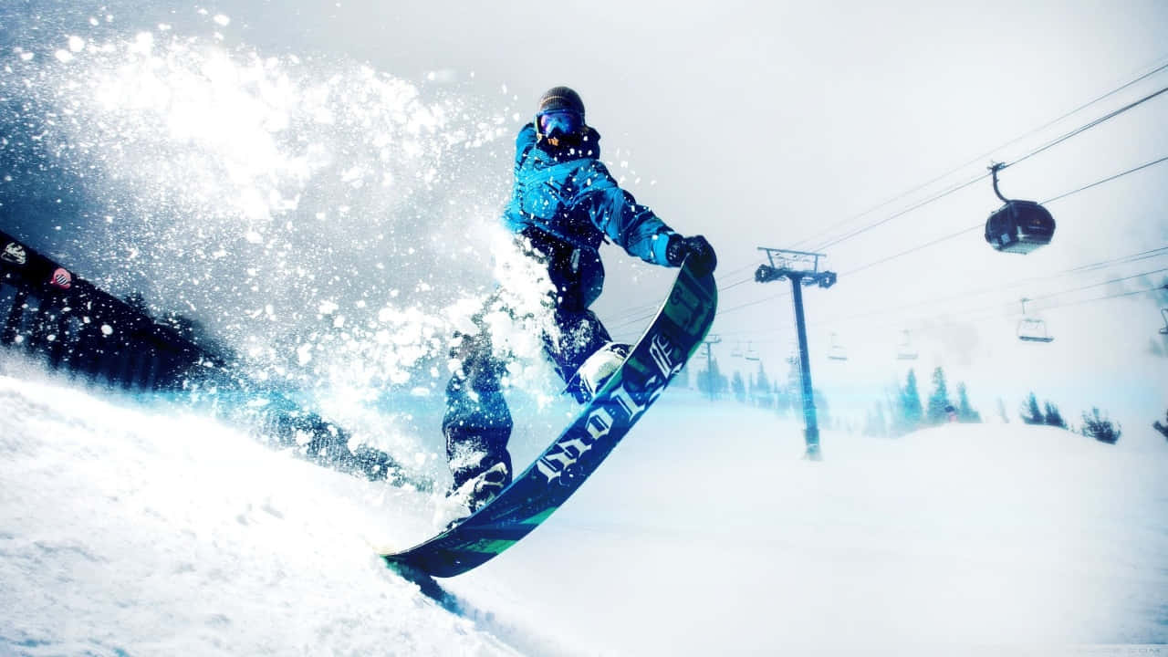 運動 桌布 壁紙 — 滑雪板運動員在粉雪中 carve 出一道弧線，揚起一陣雪霧，映襯著明亮的冬日天空。