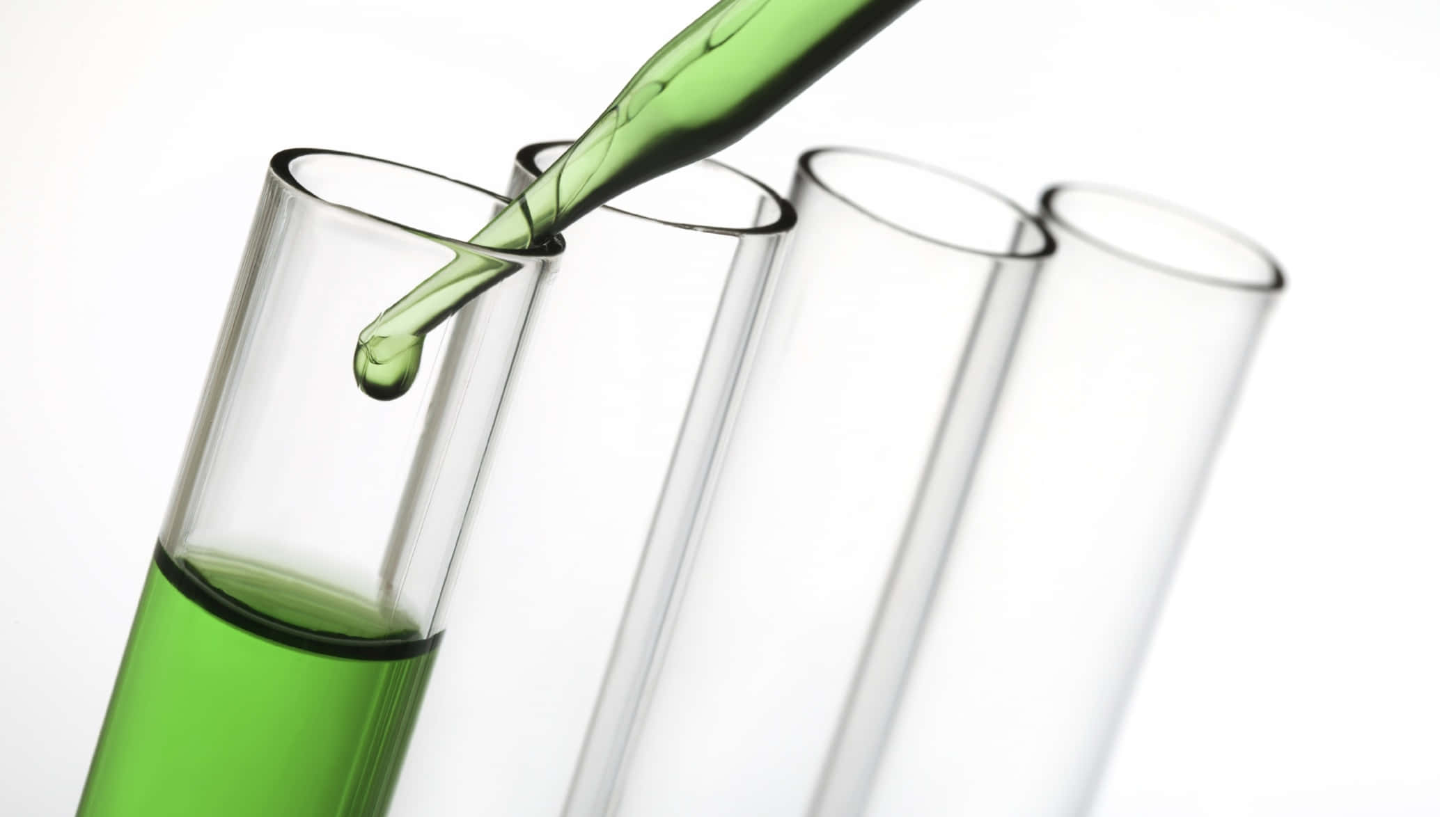 Green Chemistry 桌布 壁紙 — 滴管將充滿活力的綠色液體滴入試管中，背景為純白色。