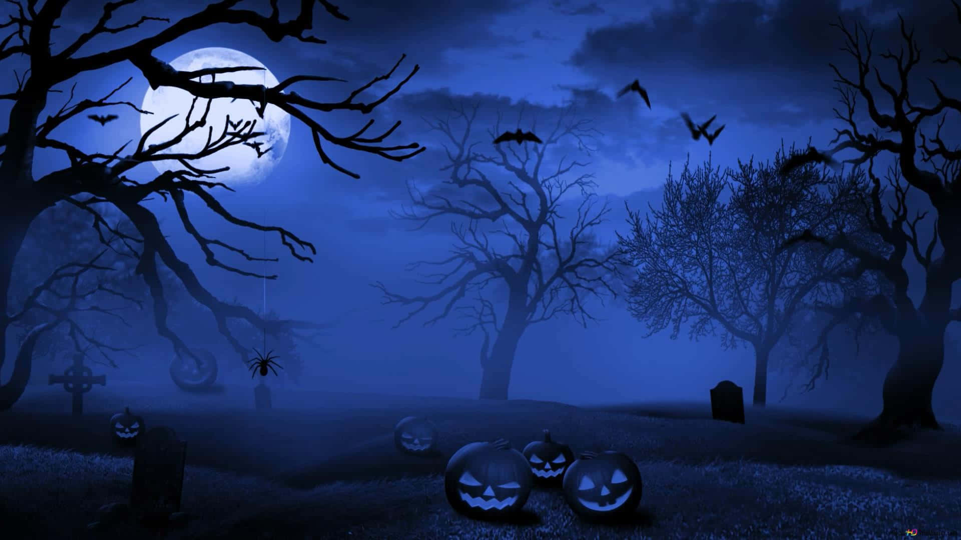 Spooky Halloween 桌布 壁紙 — 滿月下的陰森墓地，雕刻的南瓜、蝙蝠和光禿禿的樹木在深藍色調中投下詭異的陰影。