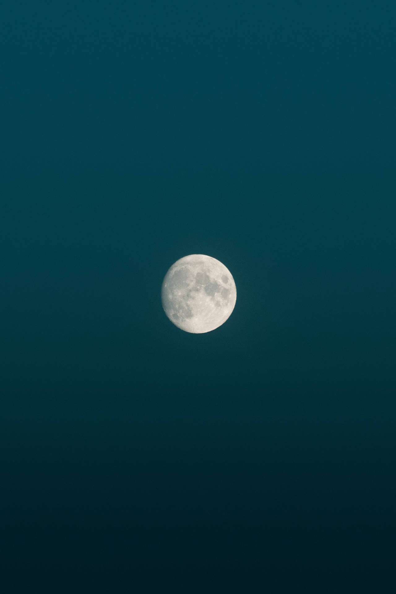 月光 桌布 壁紙 — 滿月在深藍綠色夜空柔和發光，帶有細微漸變。