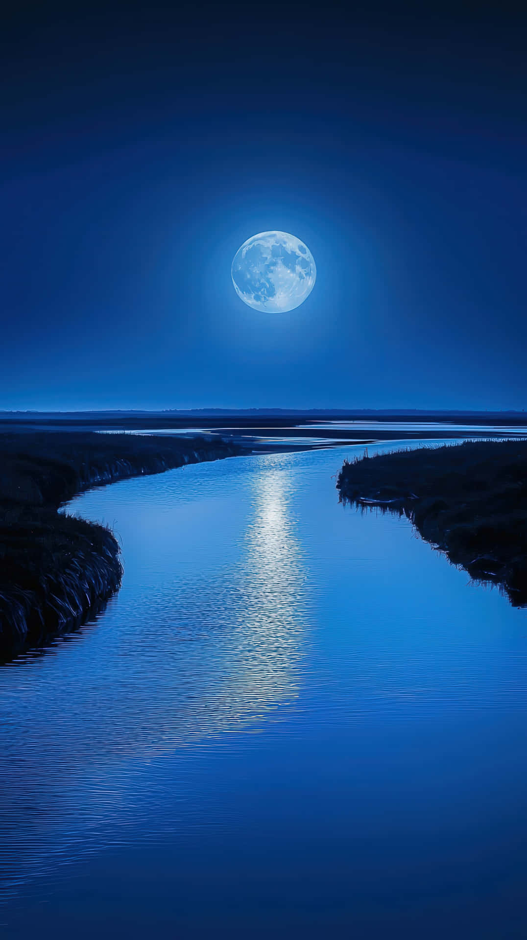 Full moon casting a glowing reflection on a calm river at night in a serene landscape 壁紙 — 滿月在深藍色夜空下，在寧靜蜿蜒的河流上投下明亮的倒影。