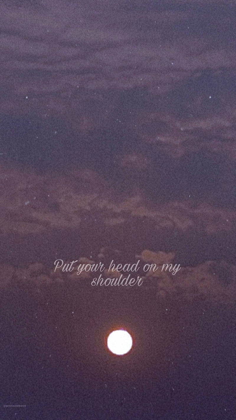 Aesthetic Love 桌布 壁紙 — 滿月在繁星點點的夜空下，透過帶有紋理的紫色雲層柔和地發光，並帶有浪漫的文字疊加。