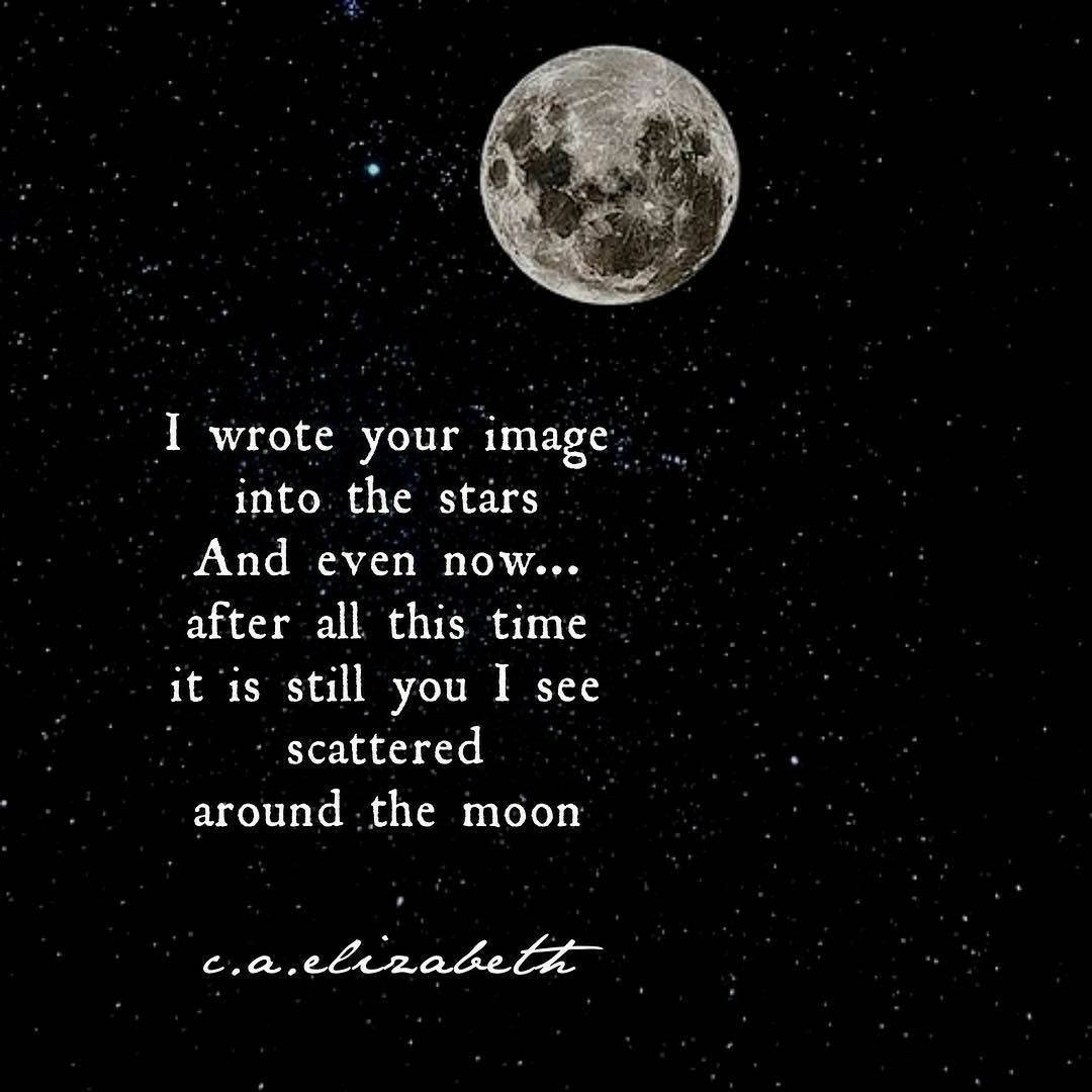 moon quotes 桌布 壁紙 — 滿月在繁星點點的夜空下發光，詩意的白色文字覆蓋在天體場景上。