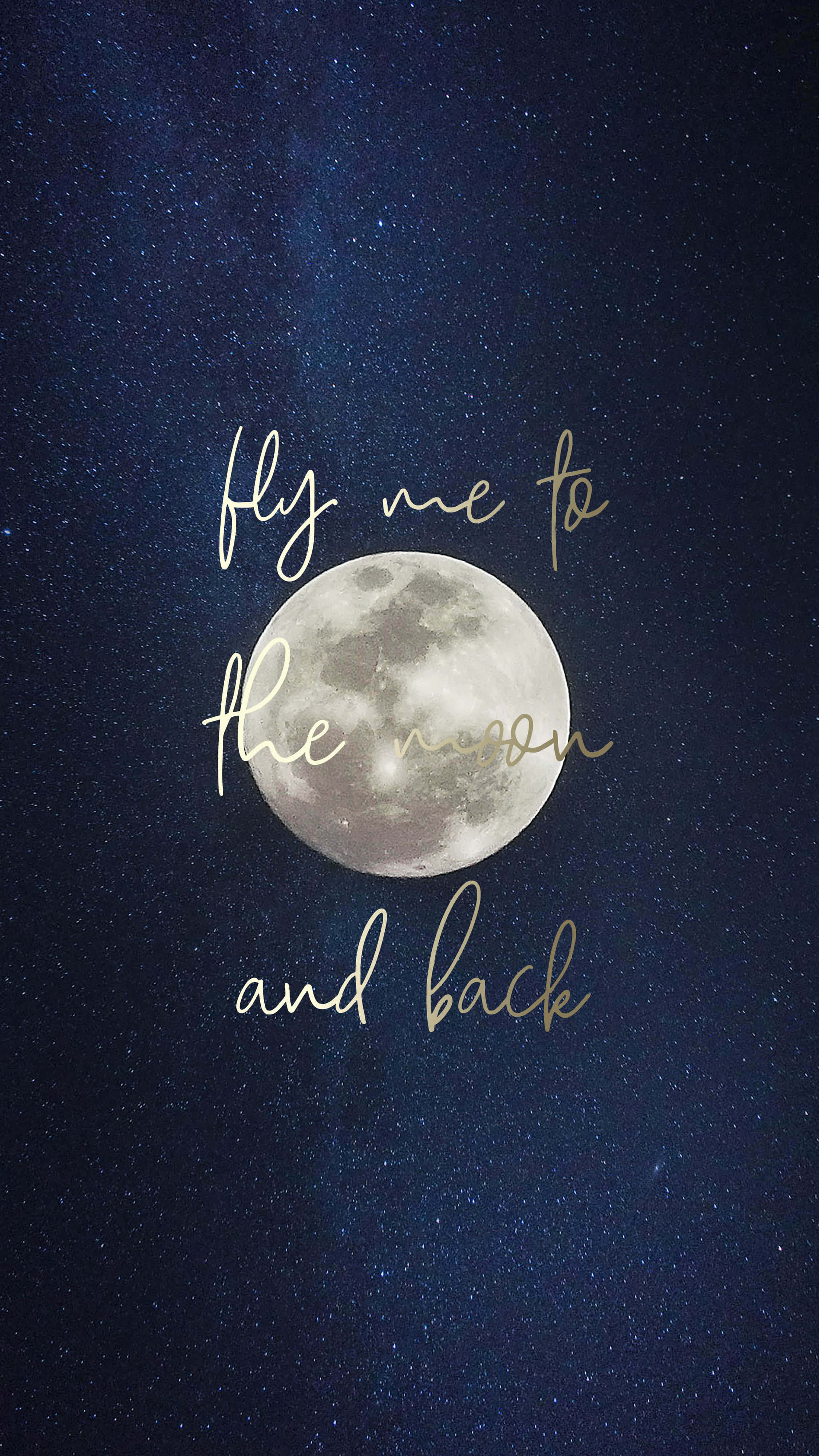 October 桌布 壁紙 — 滿月在繁星點點的夜空中閃耀，優雅的手寫文字寫著 fly me to the moon and back。