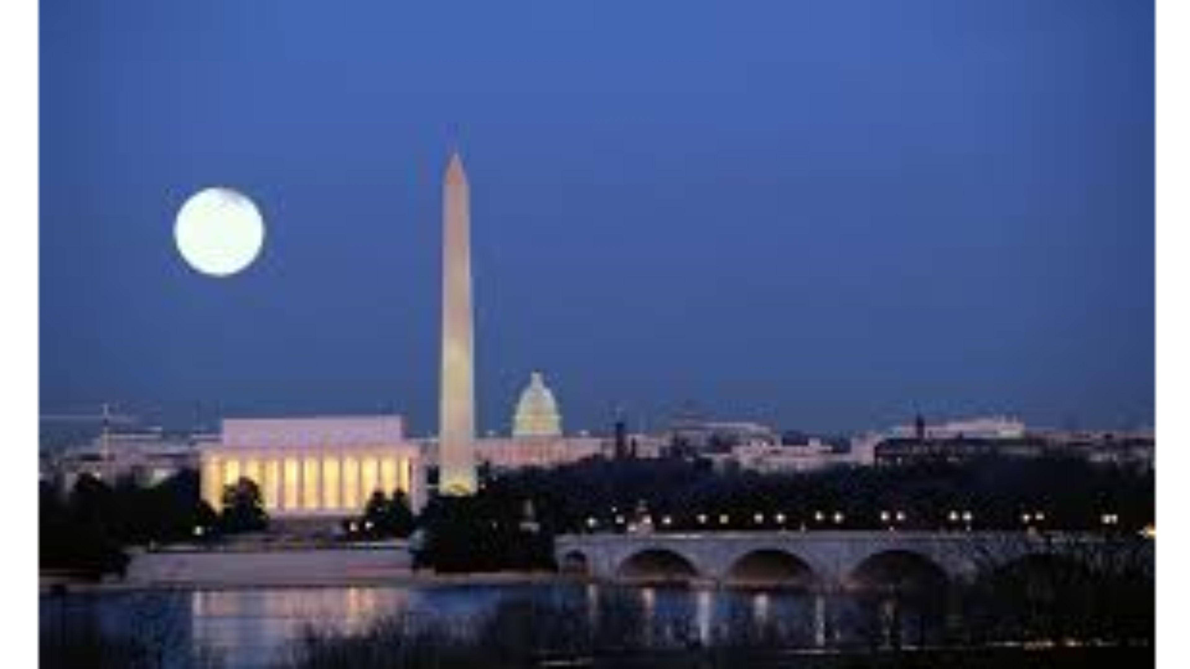 Washington 桌布 壁紙 — 滿月在華盛頓紀念碑和林肯紀念堂上空於黃昏時分發光，水面有倒影。
