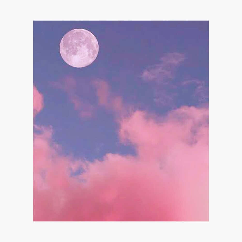 Aesthetic Sky 桌布 壁紙 — 滿月在薰衣草和粉紅色雲彩繪成的夢幻天空中柔和地發光。