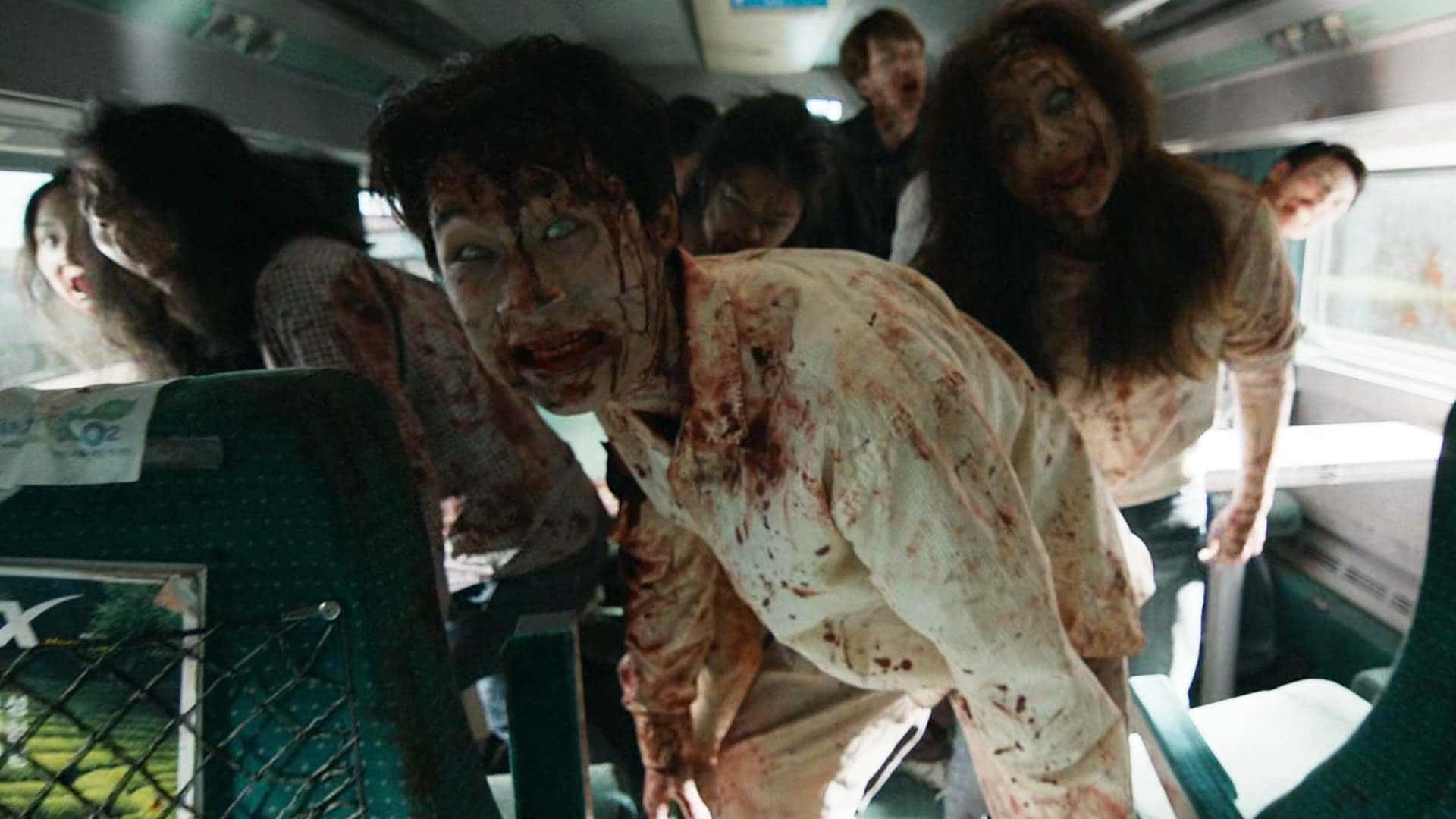Scary Zombie 桌布 壁紙 — 滿臉鮮血、衣衫襤褸的殭屍湧入一輛擠滿驚恐乘客的狹窄火車車廂。