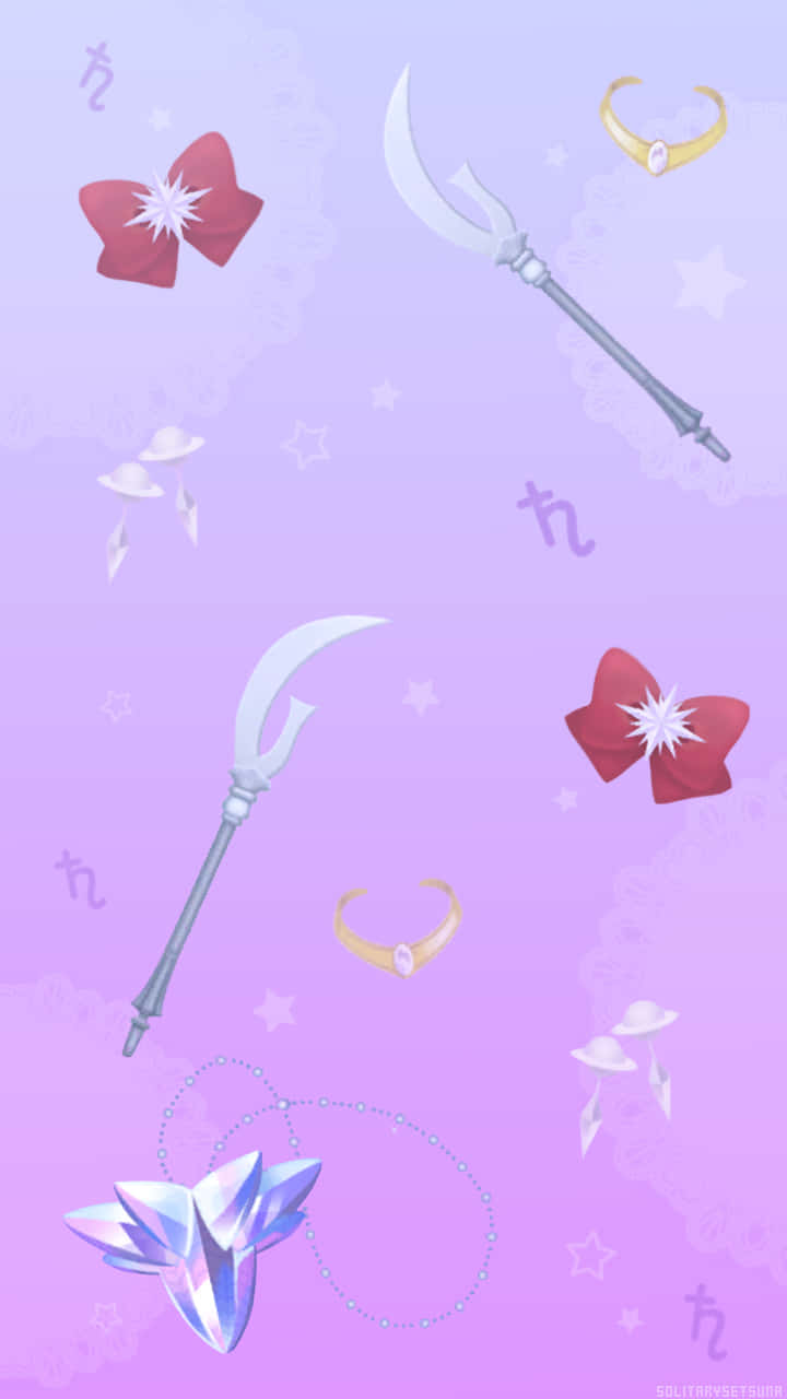 Sailor Saturn 桌布 壁紙 — 漂浮的動漫風格魔法武器和飾品，在帶有星星和蕾絲圖案的柔和紫色漸變背景上飄浮。