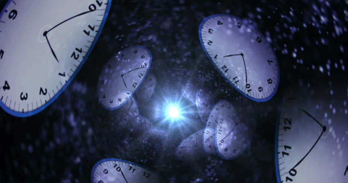 Time Travel 桌布 壁紙 — 漂浮的時鐘在宇宙虛空中漂流，中心是一顆燦爛的藍色星爆。