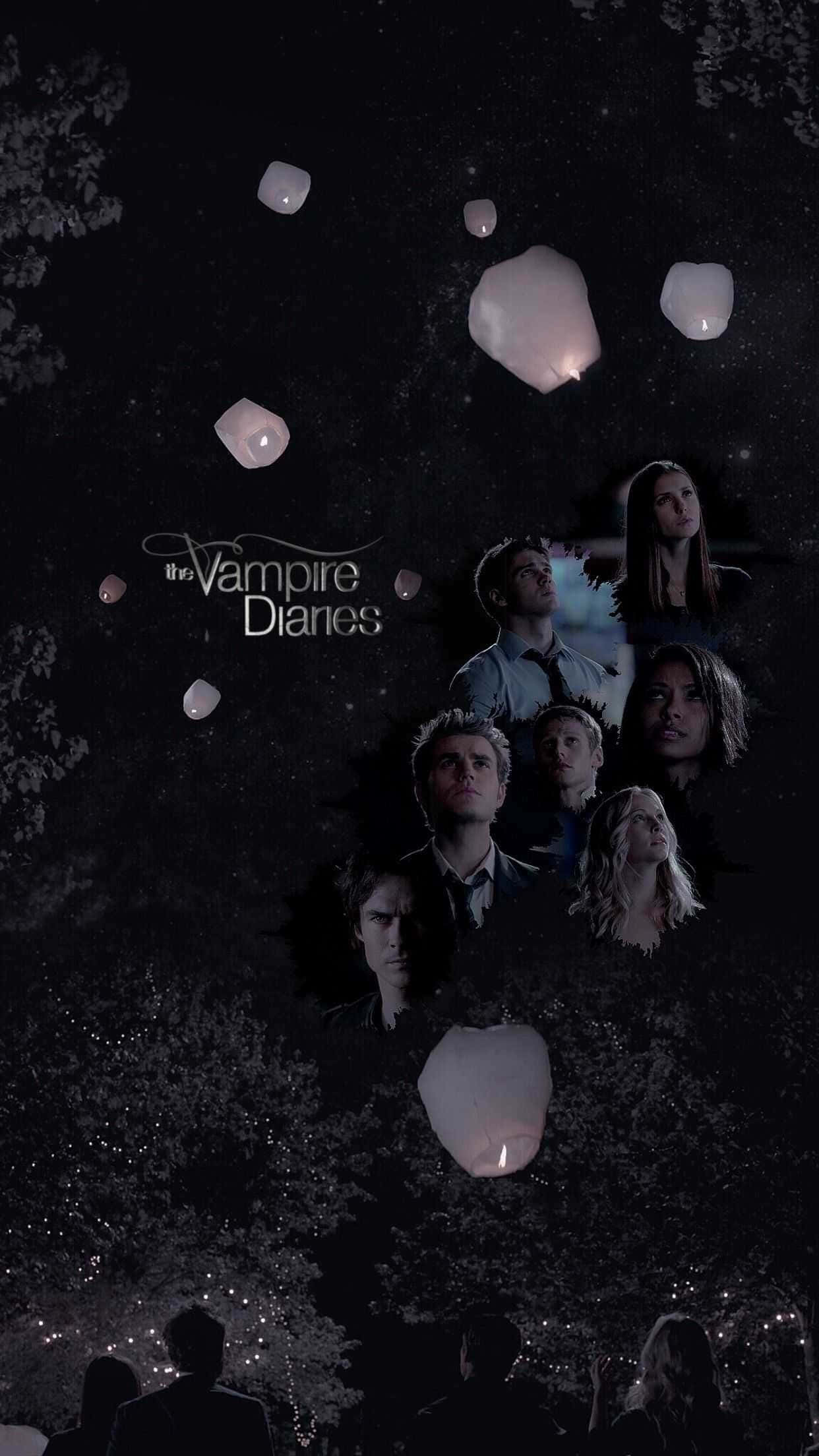 Vampire Diaries Desktop 桌布 壁紙 — 漂浮的燈籠在剪影樹木上方發光，吸血鬼日記的角色們在星空夜景中仰望。