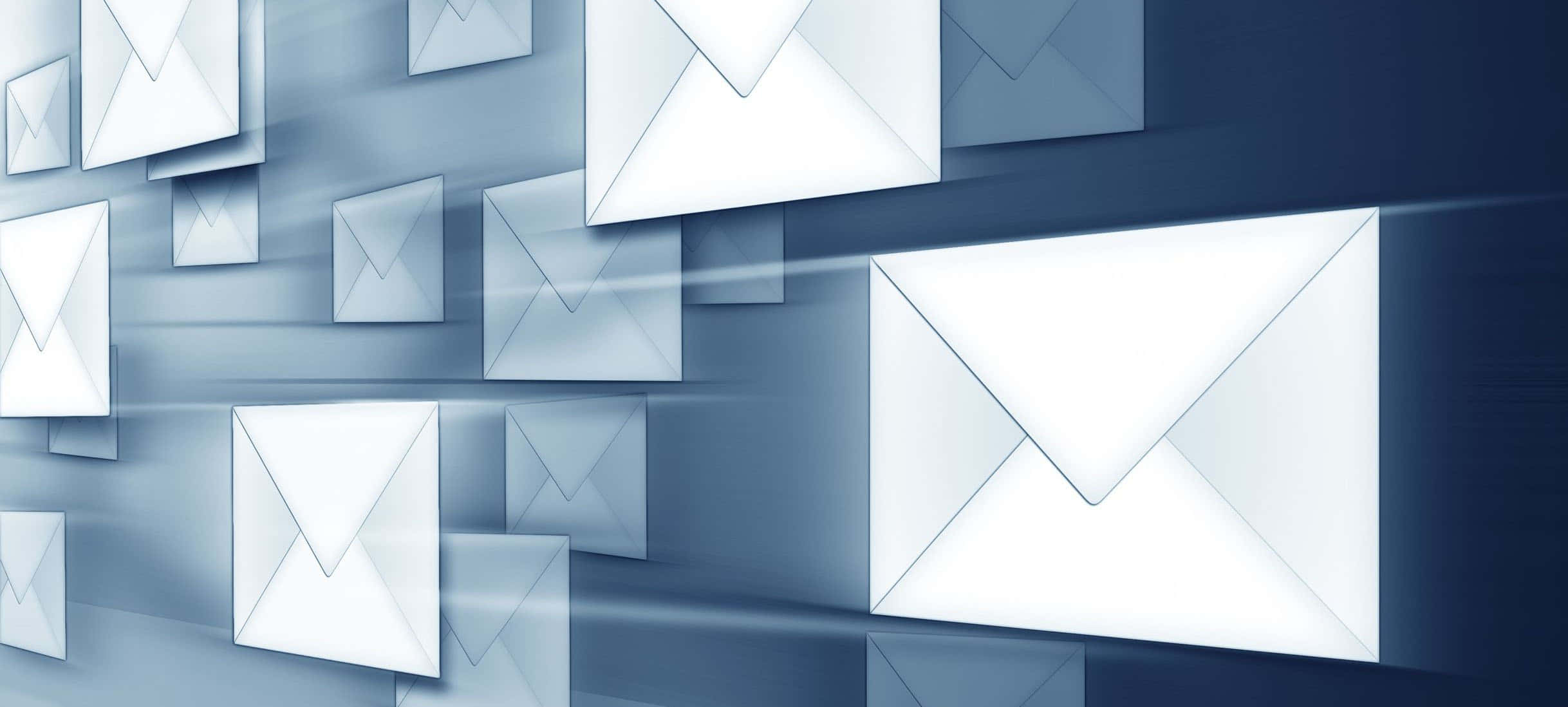 mail 桌布 壁紙 — 漂浮的白色電子郵件圖示在帶有動態模糊效果的漸變藍色數位背景上發光。