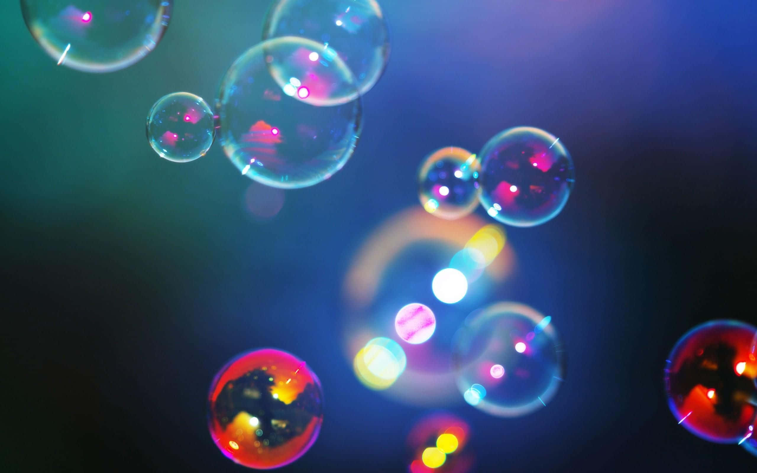 Bubbles 桌布 壁紙 — 漂浮的肥皂泡在深色漸變背景上折射出多彩光線。