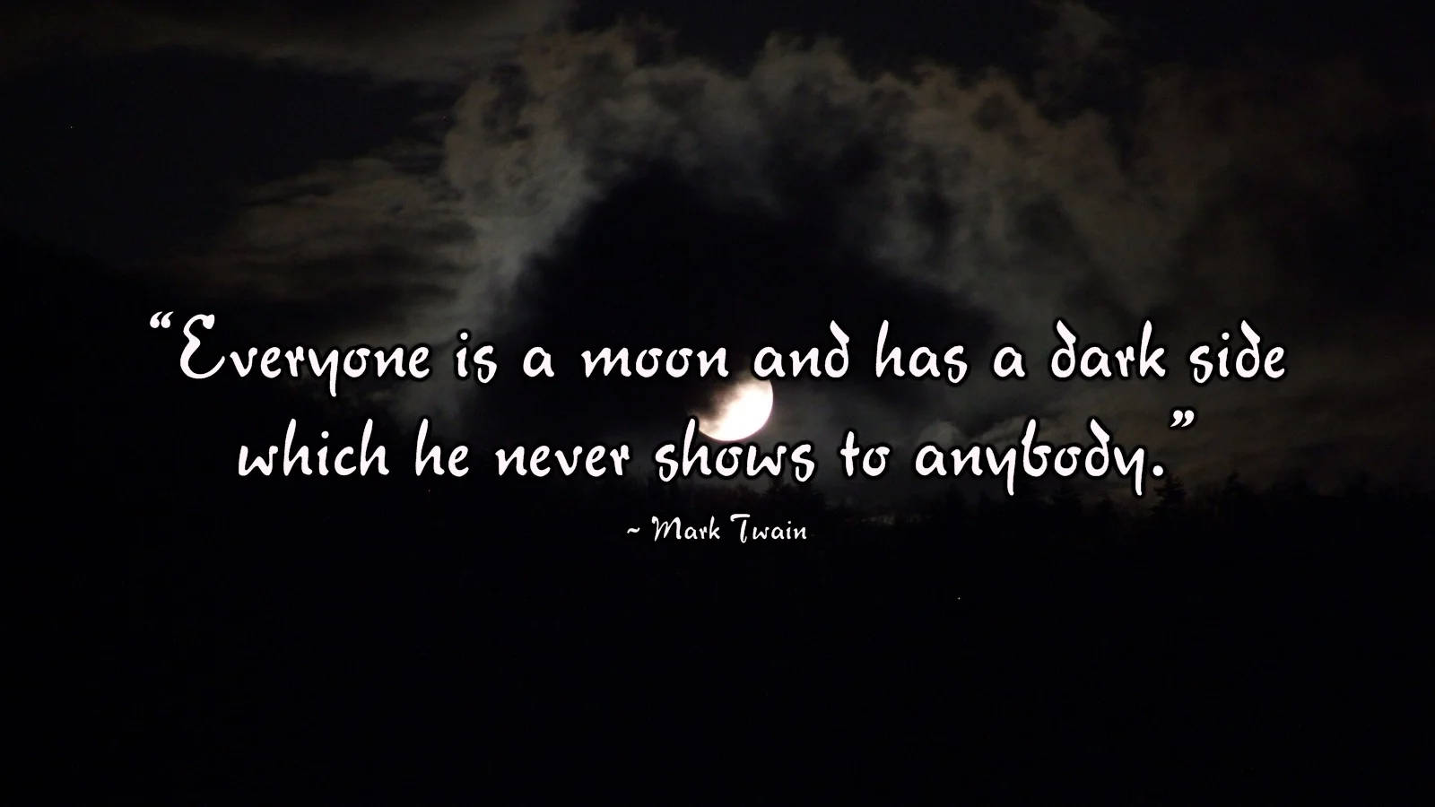 moon quotes 桌布 壁紙 — 漆黑的夜空，新月部分被雲遮擋，上面有馬克·吐溫的引言，以白色草書字體顯示。