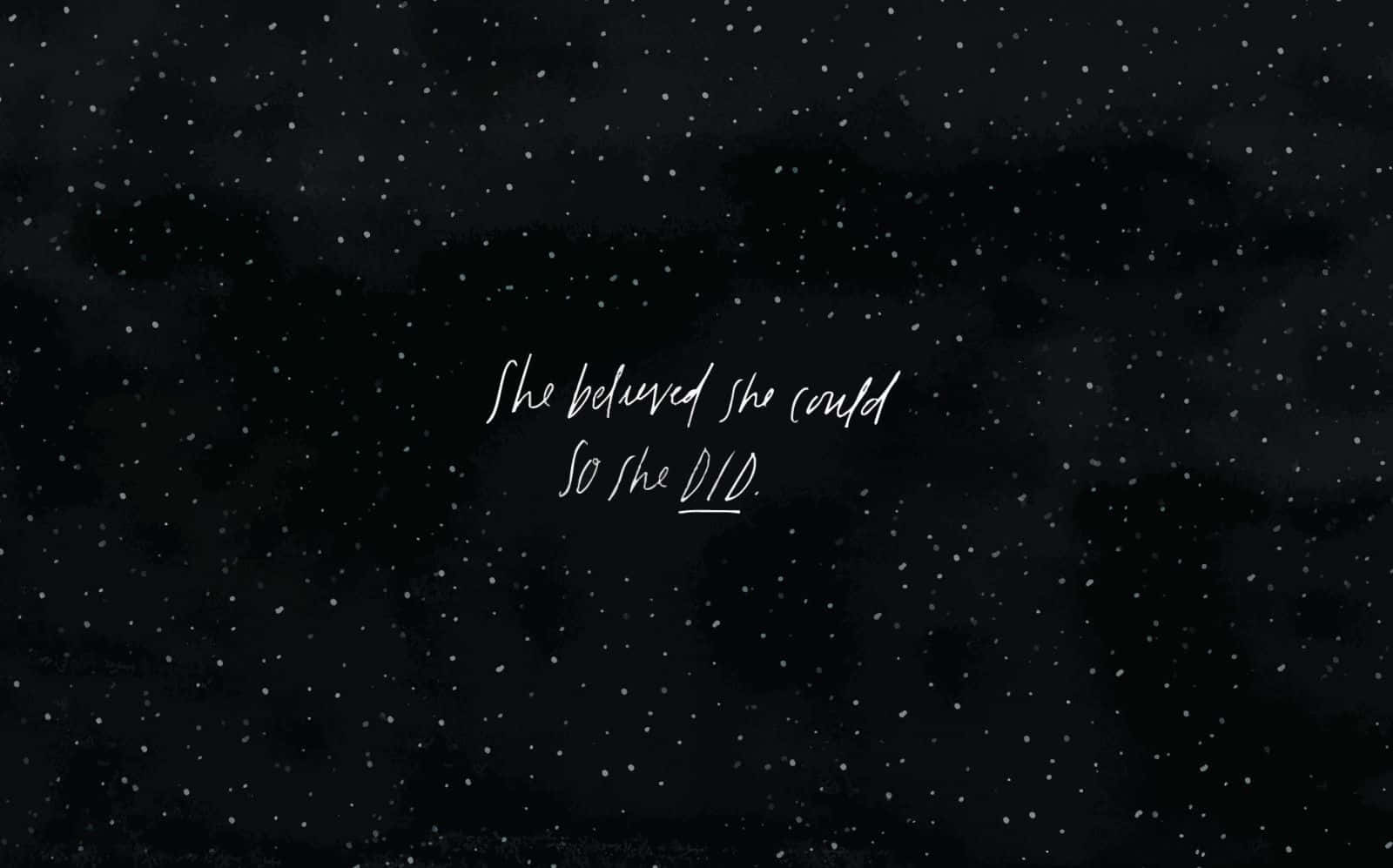 美學 桌布 壁紙 — 漆黑的星空夜晚，以手寫白色文字寫著「She believed she could so she did」，背景是紋理雲層。