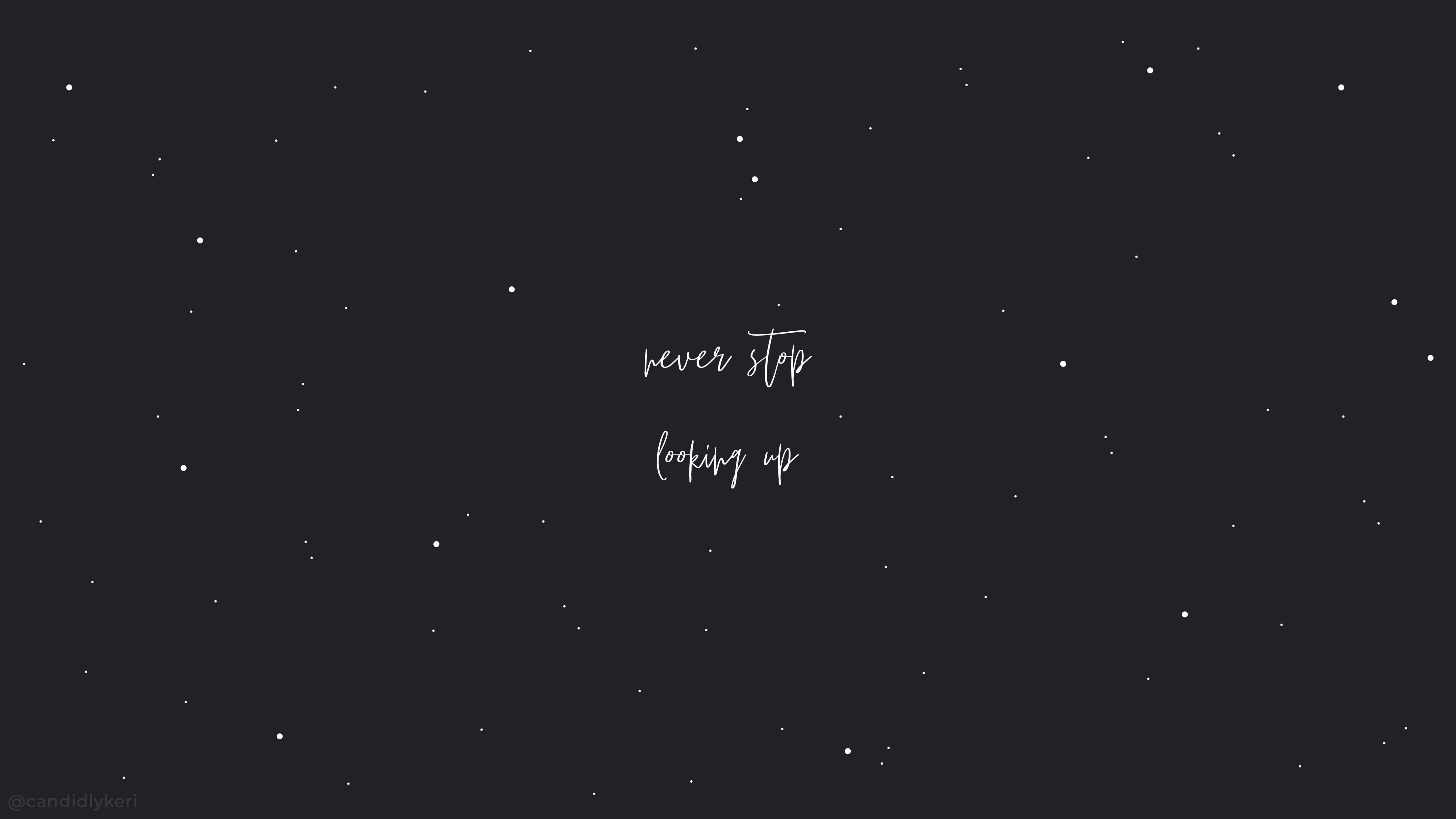 桌布 壁紙 — 漆黑的星空夜空，以優雅的白色草書寫著 never stop looking up 這句話。