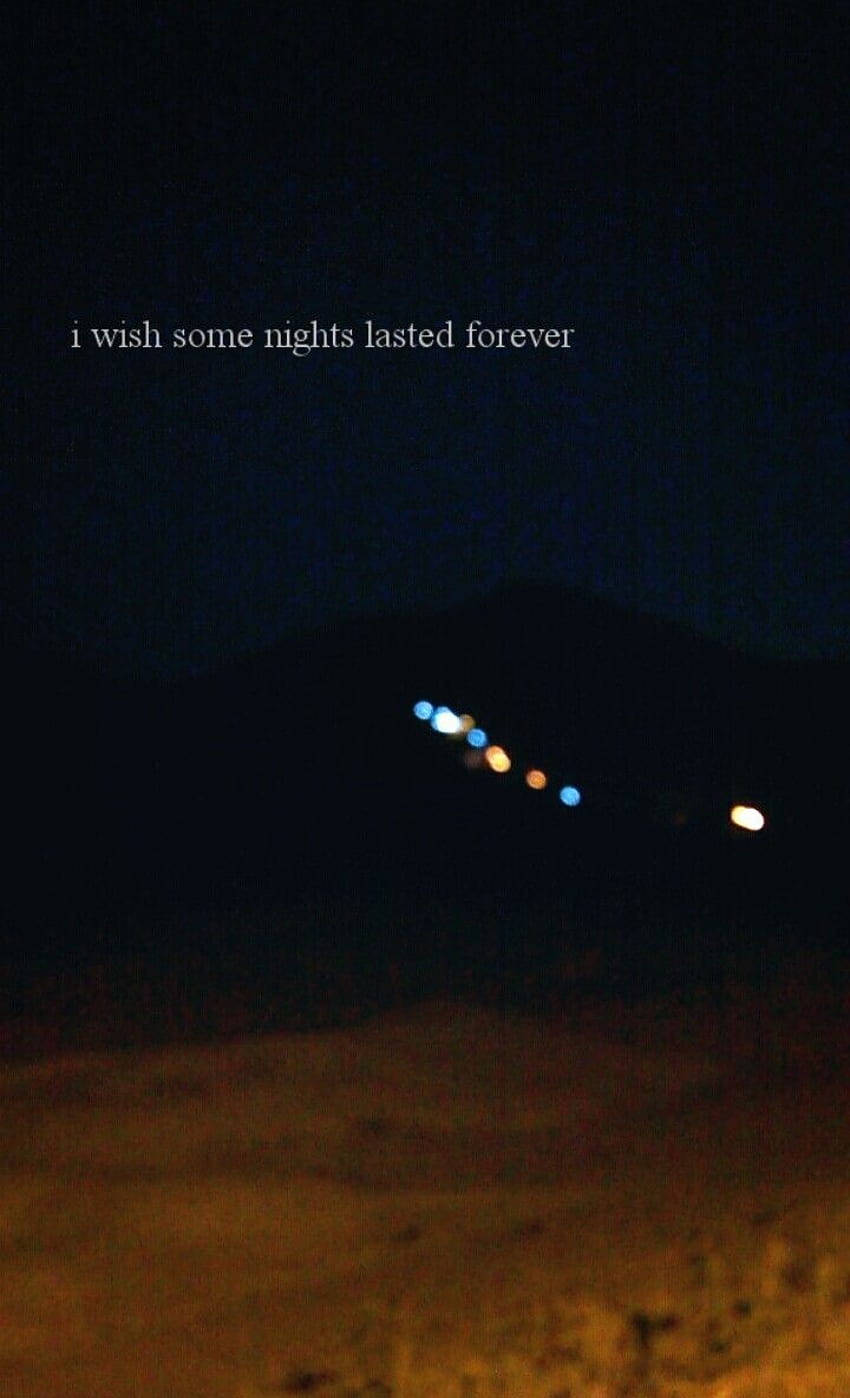 語錄 桌布 壁紙 — 漆黑的沙漠夜晚，遠處山丘上有散景燈光，文字寫著我希望有些夜晚能永遠持續。