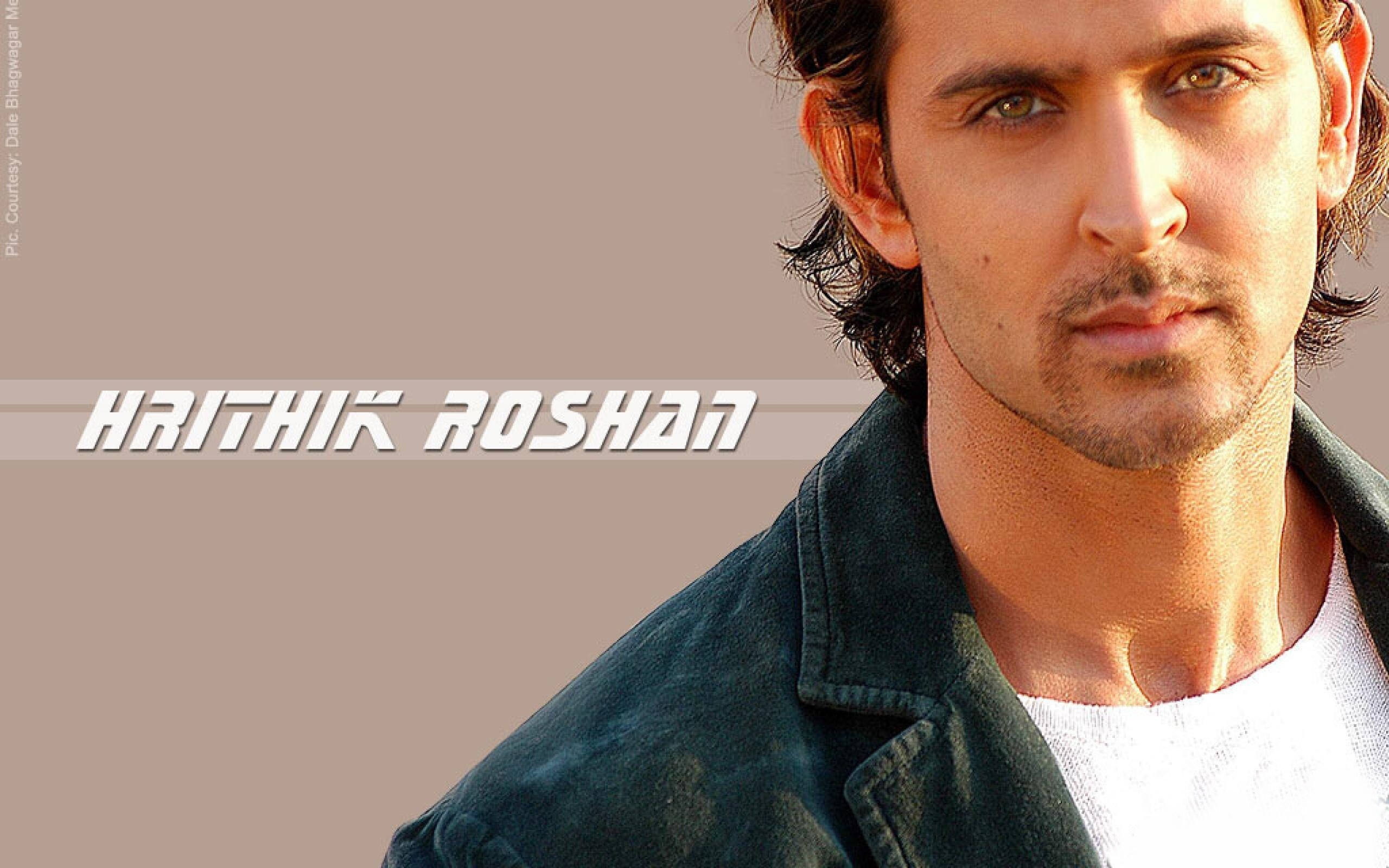 赫利希克·羅森 桌布 壁紙 — 演員 Hrithik Roshan 的頭像特寫，眼神專注，身穿牛仔外套，背景為純米色。