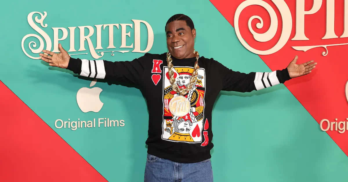 Tracy Morgan 桌布 壁紙 — 演員 Tracy Morgan 在電影《Spirited》首映會上，穿著國王撲克牌連帽衫，露出燦爛笑容。