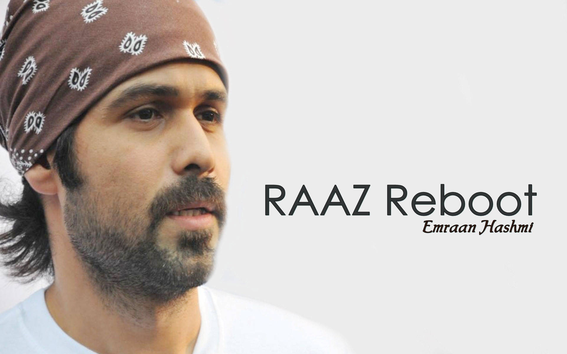 Emraan Hashmi 桌布 壁紙 — 演員Emraan Hashmi的頭像特寫，戴著棕色圖案頭巾，背景為純淺灰色，帶有電影標題文字。