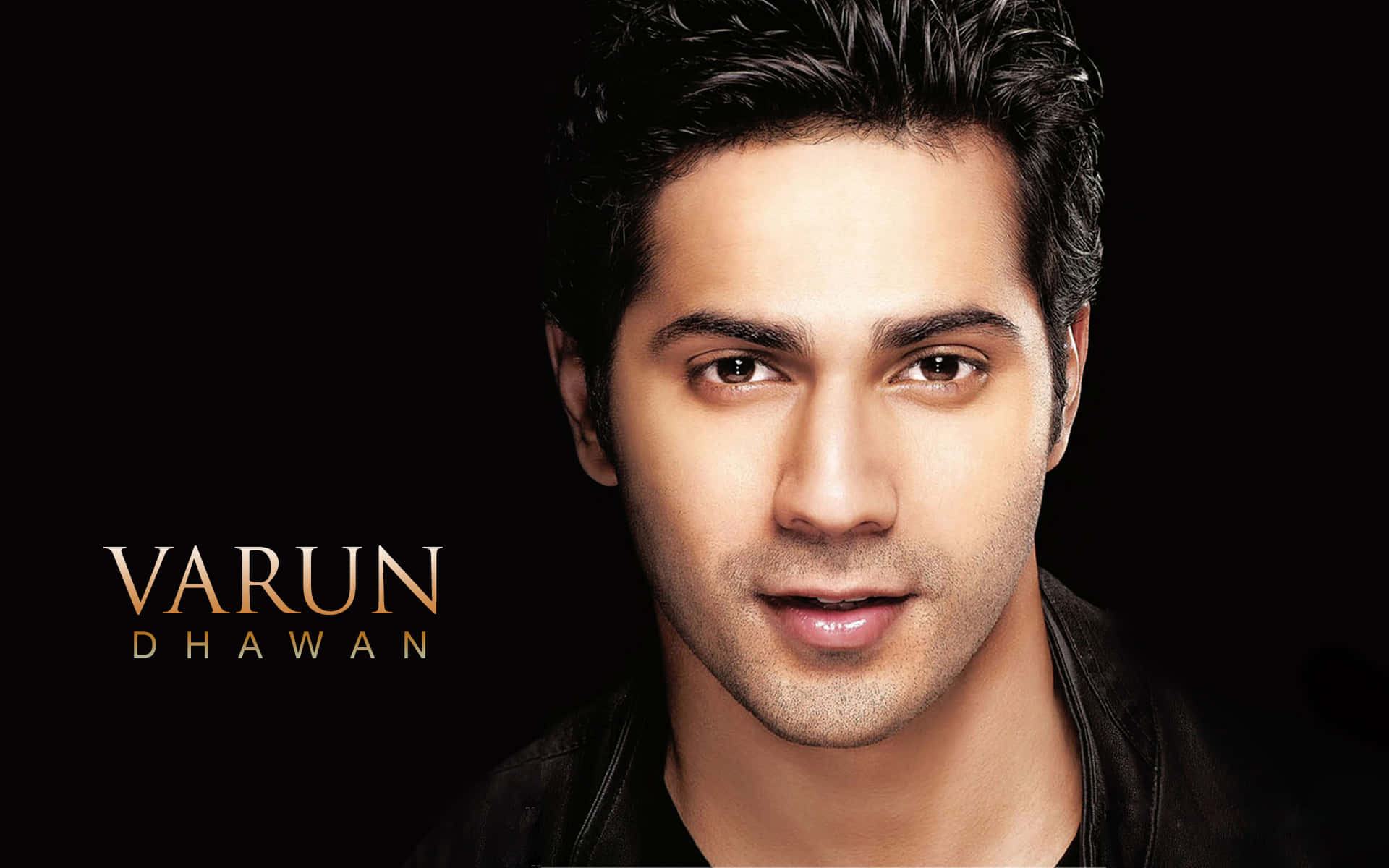 actor 桌布 壁紙 — 演員Varun Dhawan的頭像特寫，黑色背景上帶有金色文字疊加。