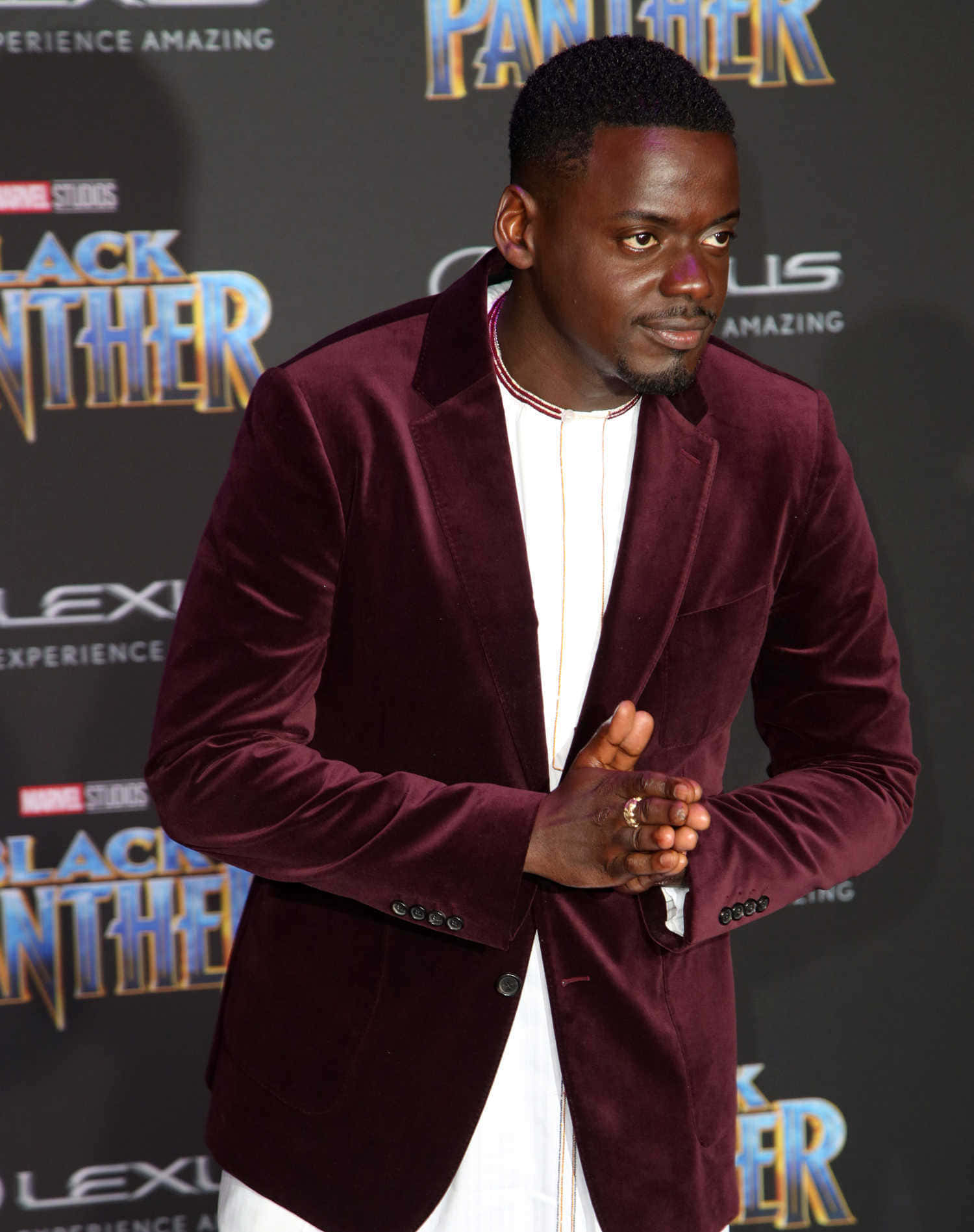 Daniel Kaluuya 桌布 壁紙 — 演員丹尼爾·卡魯亞在《黑豹》首映紅地毯活動中自信地穿著栗色天鵝絨西裝外套。