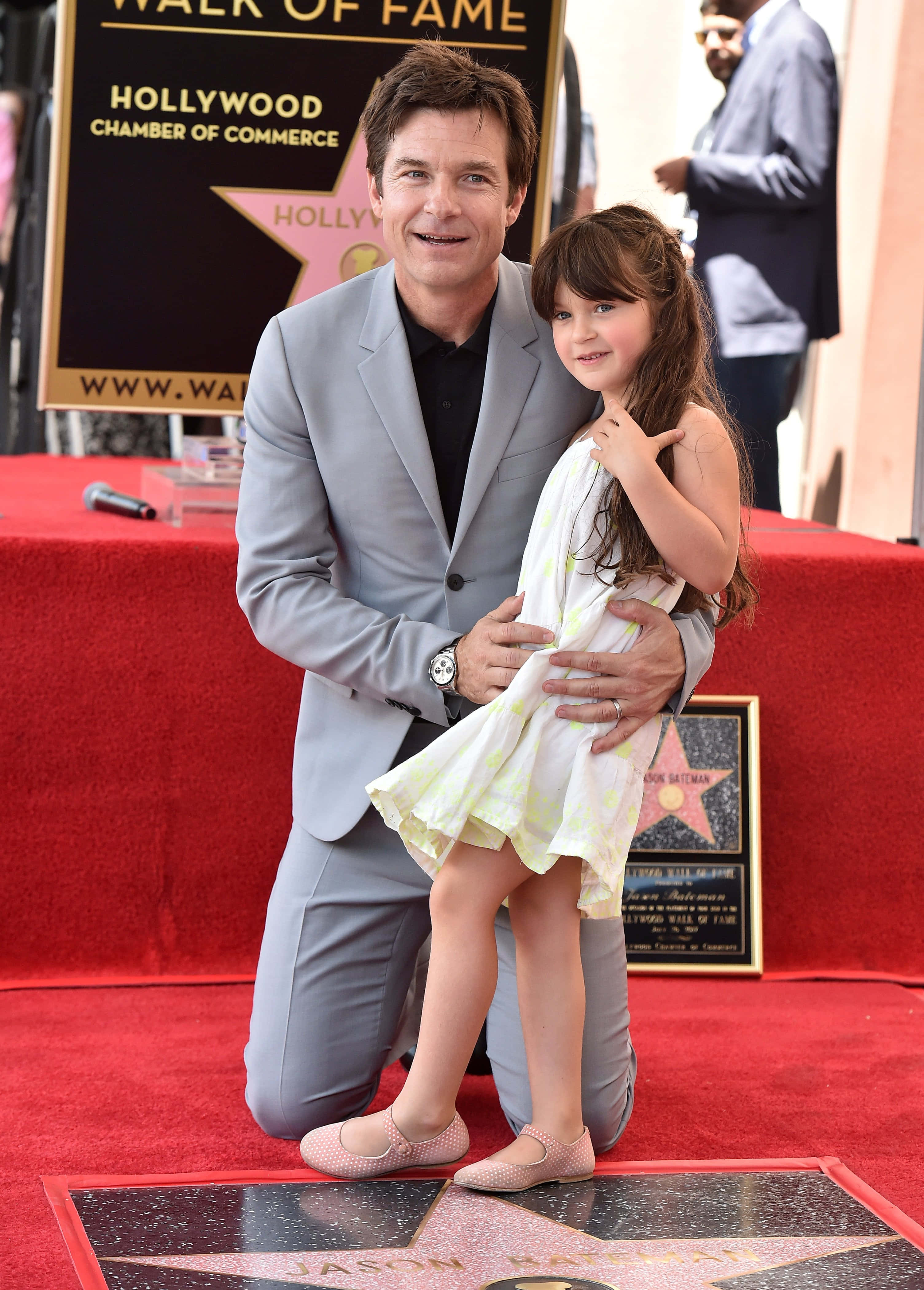 Jason Bateman 桌布 壁紙 — 演員傑森貝特曼在好萊塢星光大道的星星儀式上，跪在紅地毯上，身旁是他的女兒。