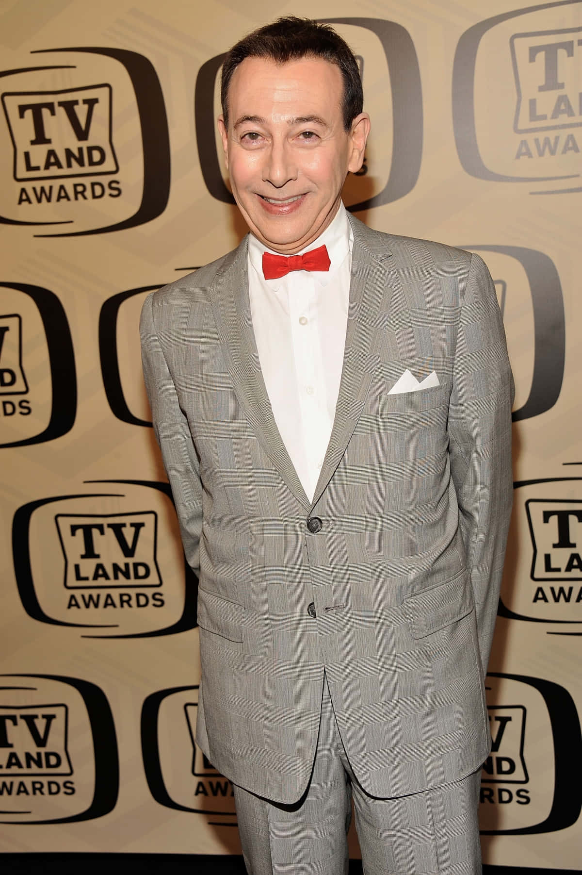 Paul Reubens 桌布 壁紙 — 演員傑瑞·宋飛在電視地獎紅地毯上穿著灰色西裝配紅色領結微笑。