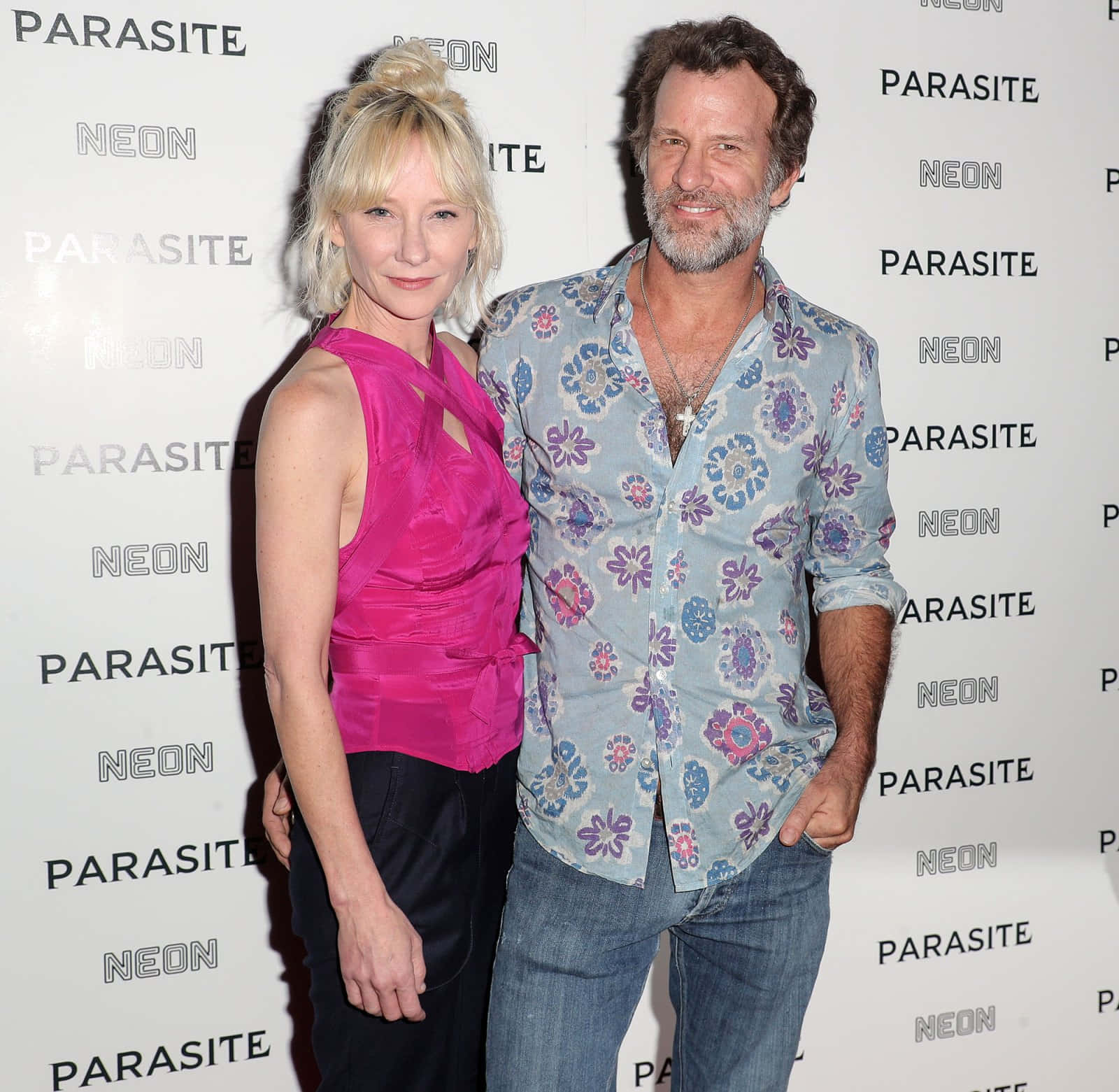 Thomas Jane 桌布 壁紙 — 演員克絲汀·鄧斯特與身穿花卉圖案襯衫的演員在《寄生上流》電影首映活動中一起擺姿勢。