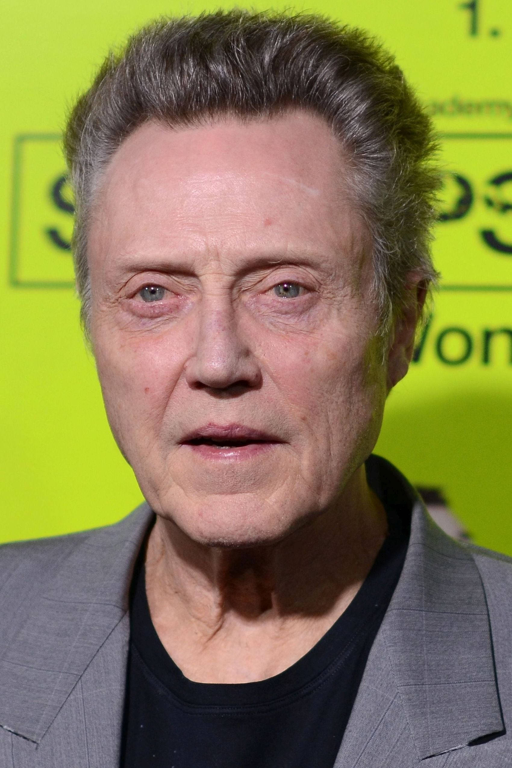 Celebrity 桌布 壁紙 — 演員克里斯多福·沃肯在活動中的特寫肖像，背景為明亮的萊姆綠色，帶有部分文字。