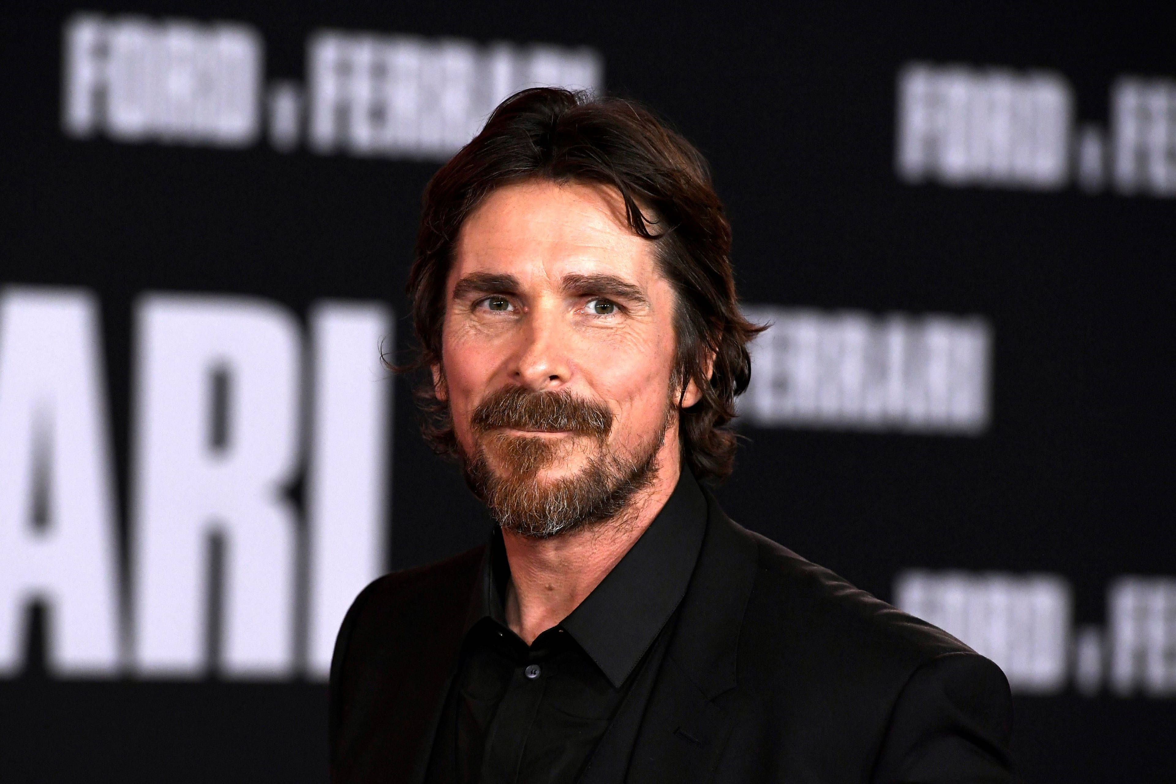 Christian Bale 桌布 壁紙 — 演員克里斯汀貝爾留鬍子、黑髮，身穿黑色西裝出席「福特法拉利」活動。