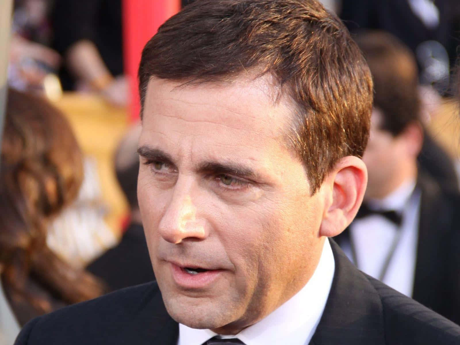 steve carell 桌布 壁紙 — 演員史提夫卡爾身穿燕尾服，在華麗的紅毯活動中看向鏡頭外的特寫。