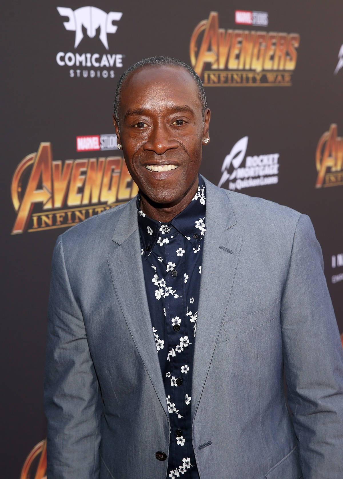 演員 桌布 壁紙 — 演員唐·奇鐸在Marvel Studios《復仇者聯盟3：無限之戰》首映活動上穿著灰色西裝和花卉圖案襯衫，露出燦爛笑容。
