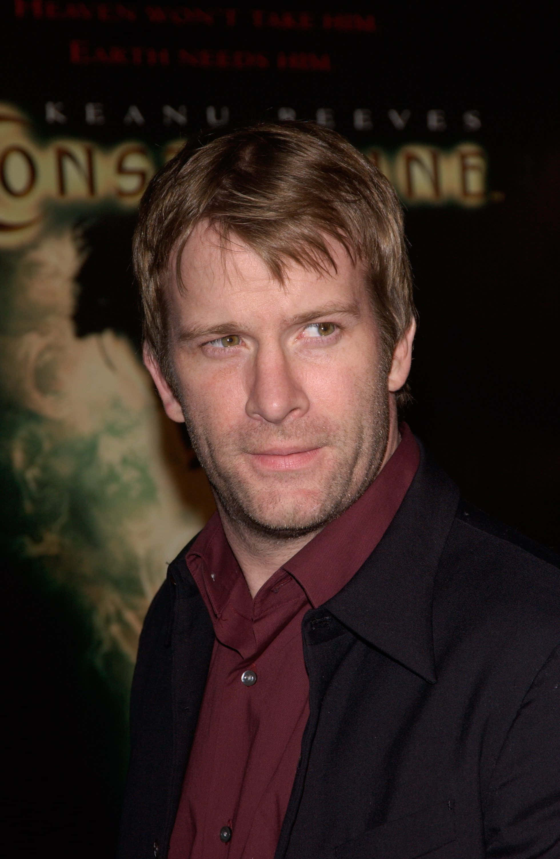 Thomas Jane 桌布 壁紙 — 演員基努·李維出席《康斯坦汀》宣傳活動，背景為帶有電影文字的深色背景。