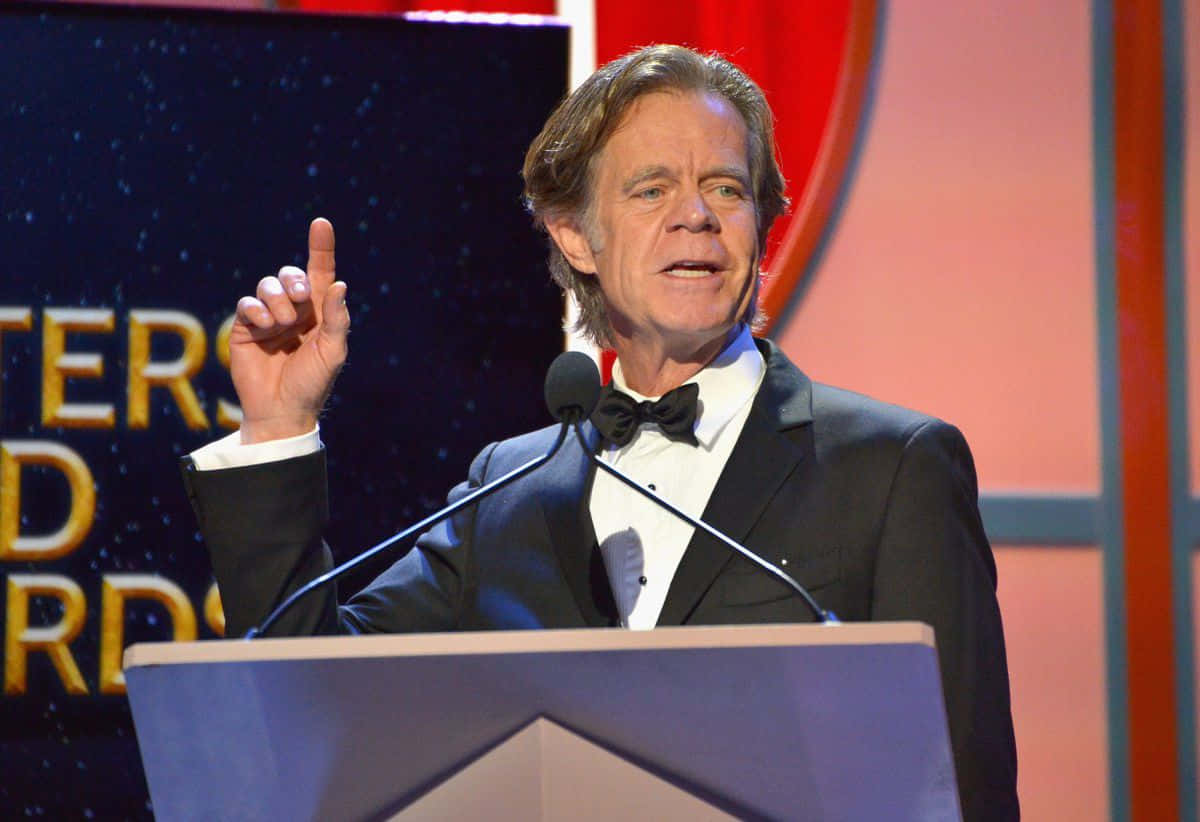 william h. macy 桌布 壁紙 — 演員威廉·H·梅西身穿燕尾服，在SAG頒獎典禮的講台上激動地做手勢發言。