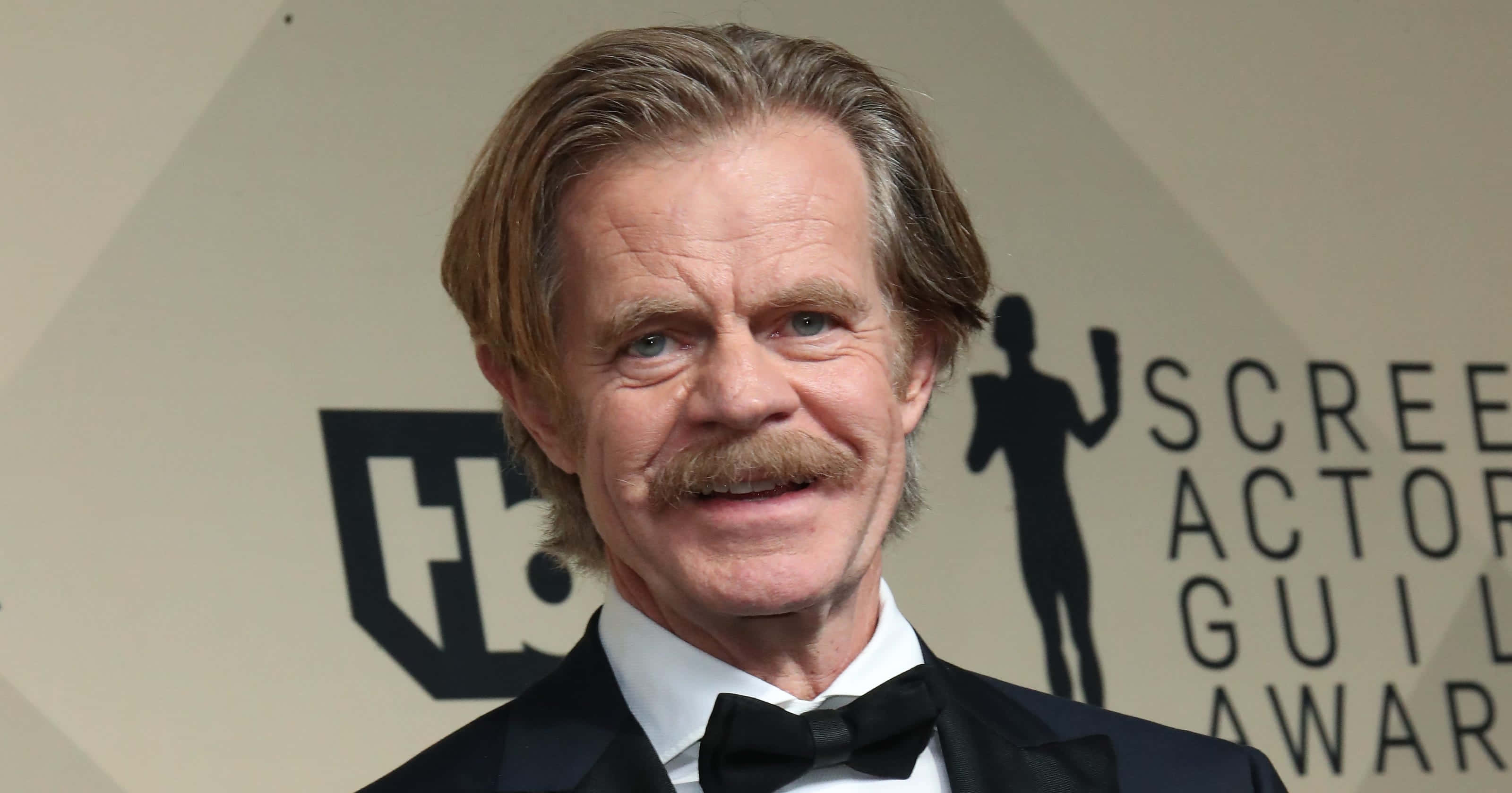william h. macy 桌布 壁紙 — 演員威廉·H·麥西穿著燕尾服在美國演員工會獎紅毯活動上微笑。