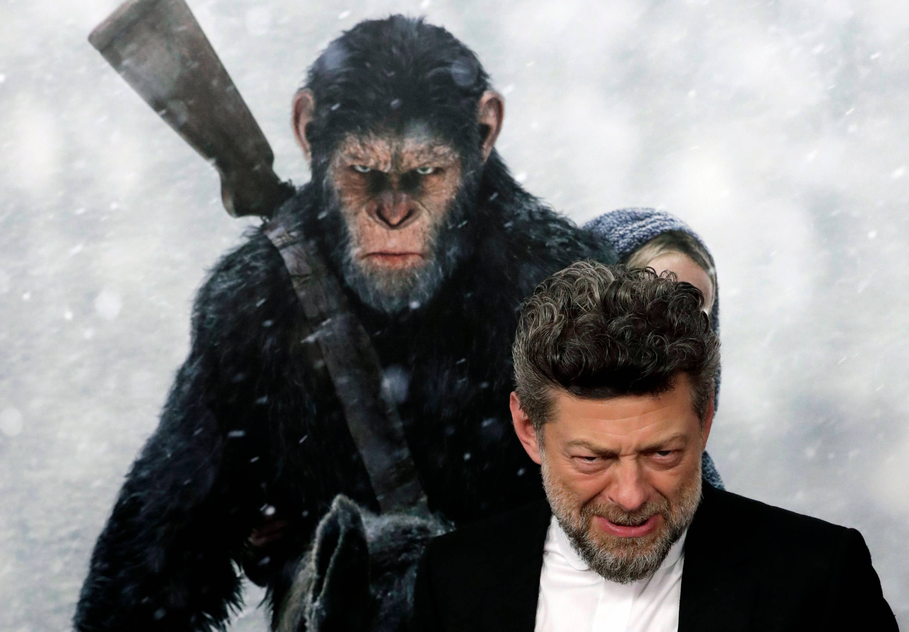 actor 桌布 壁紙 — 演員安迪·瑟克斯在《猩球崛起》中猩猩角色的雪景背景前扮鬼臉。
