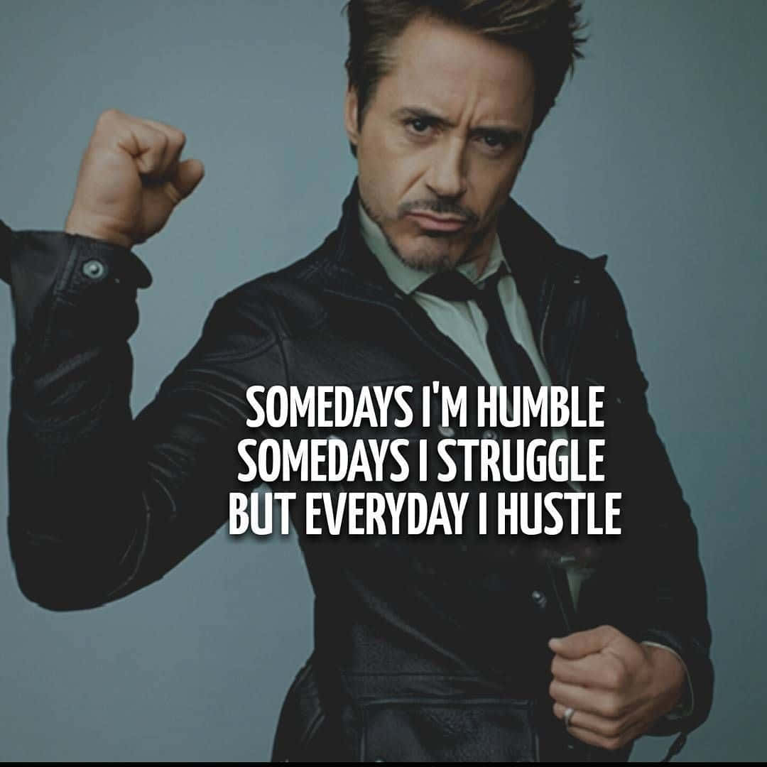Iron Man Quotes 桌布 壁紙 — 演員小勞勃·道尼（Robert Downey Jr.）自信地穿著黑色皮夾克，在柔和的灰色背景前擺姿勢，並疊加了勵志文字。