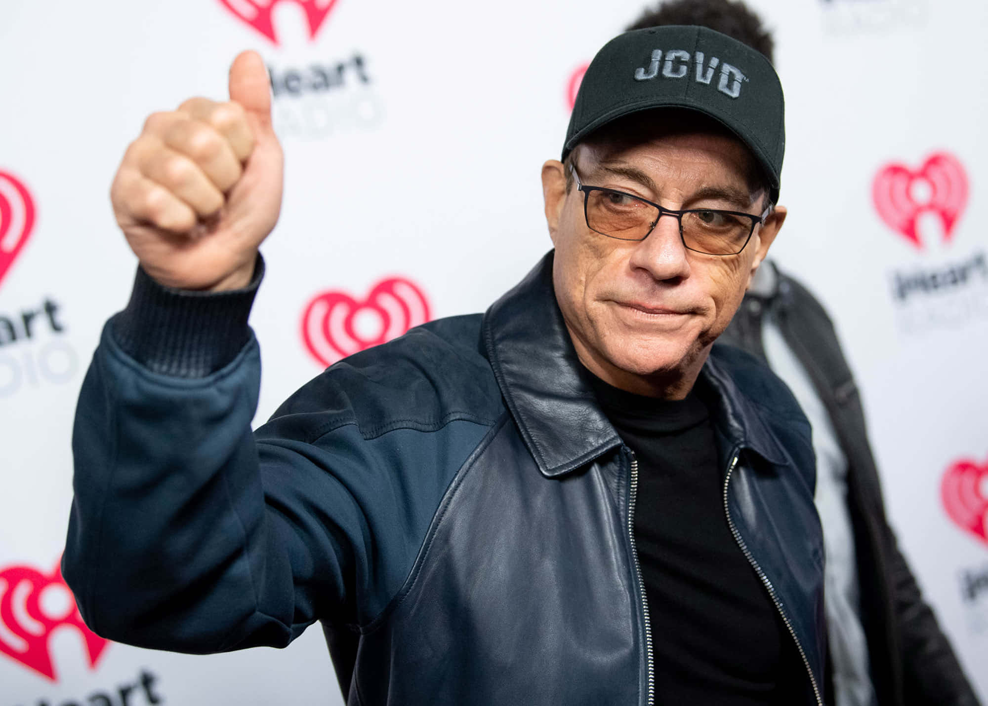 jean claude van damme 桌布 壁紙 — 演員山繆·L·傑克森在iHeartRadio活動中戴黑色帽和皮夾克自信地豎起大拇指。