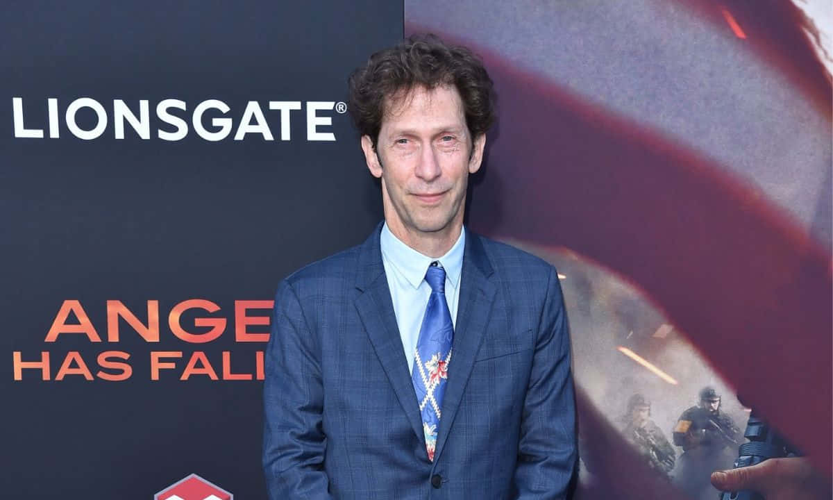 Tim Blake Nelson 桌布 壁紙 — 演員提姆·布萊克·尼爾森在獅門影業《天使墮落》首映會上，身穿藍色西裝，背後有電影海報，擺出姿勢。