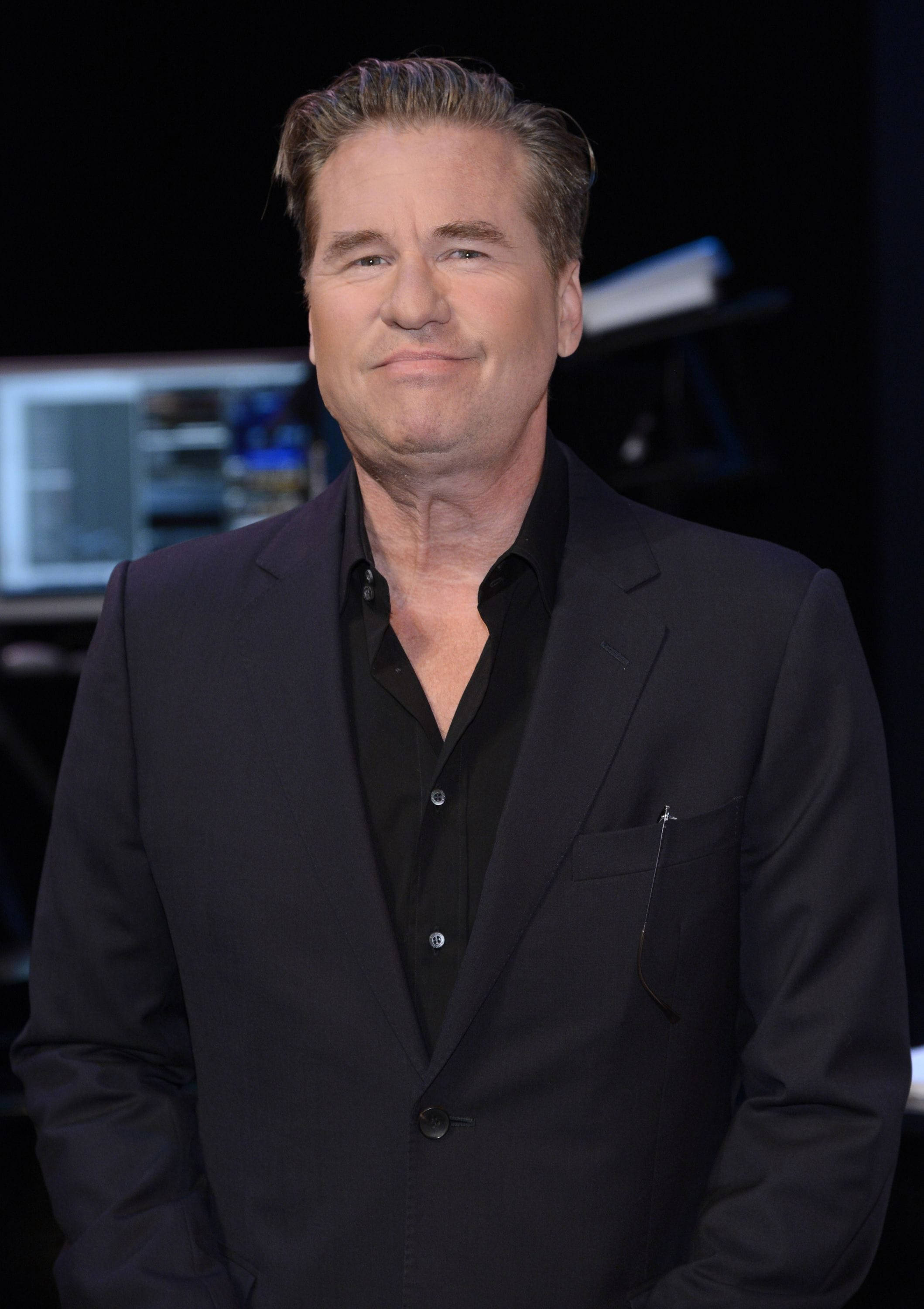 Celebrity 桌布 壁紙 — 演員方·基墨穿著黑色西裝，在昏暗的攝影棚背景前自信地擺姿勢，背景有模糊的設備。