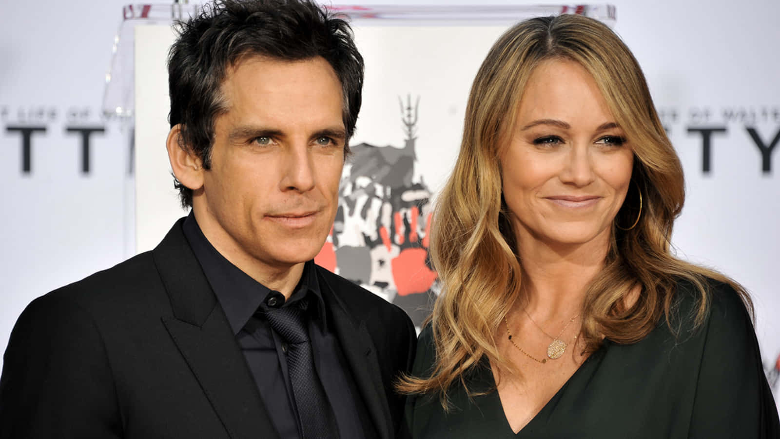 Christine Taylor 桌布 壁紙 — 演員班·史提勒和女演員克莉絲汀·泰勒穿著正式服裝在紅地毯活動中一起擺姿勢。