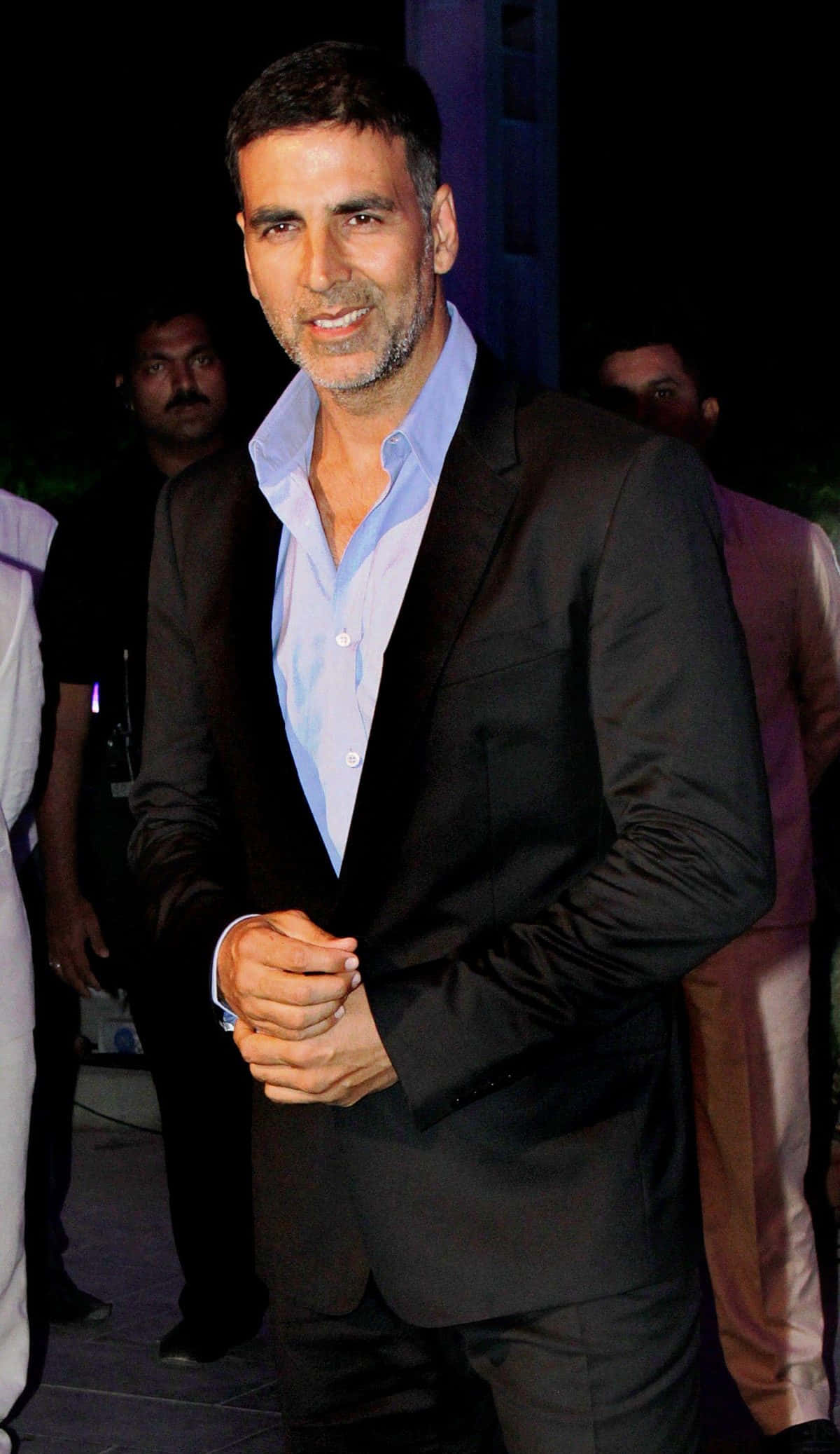 Akshay Kumar 桌布 壁紙 — 演員阿克謝·庫瑪爾在晚間活動中穿著黑色西裝和淺藍色襯衫自信微笑。