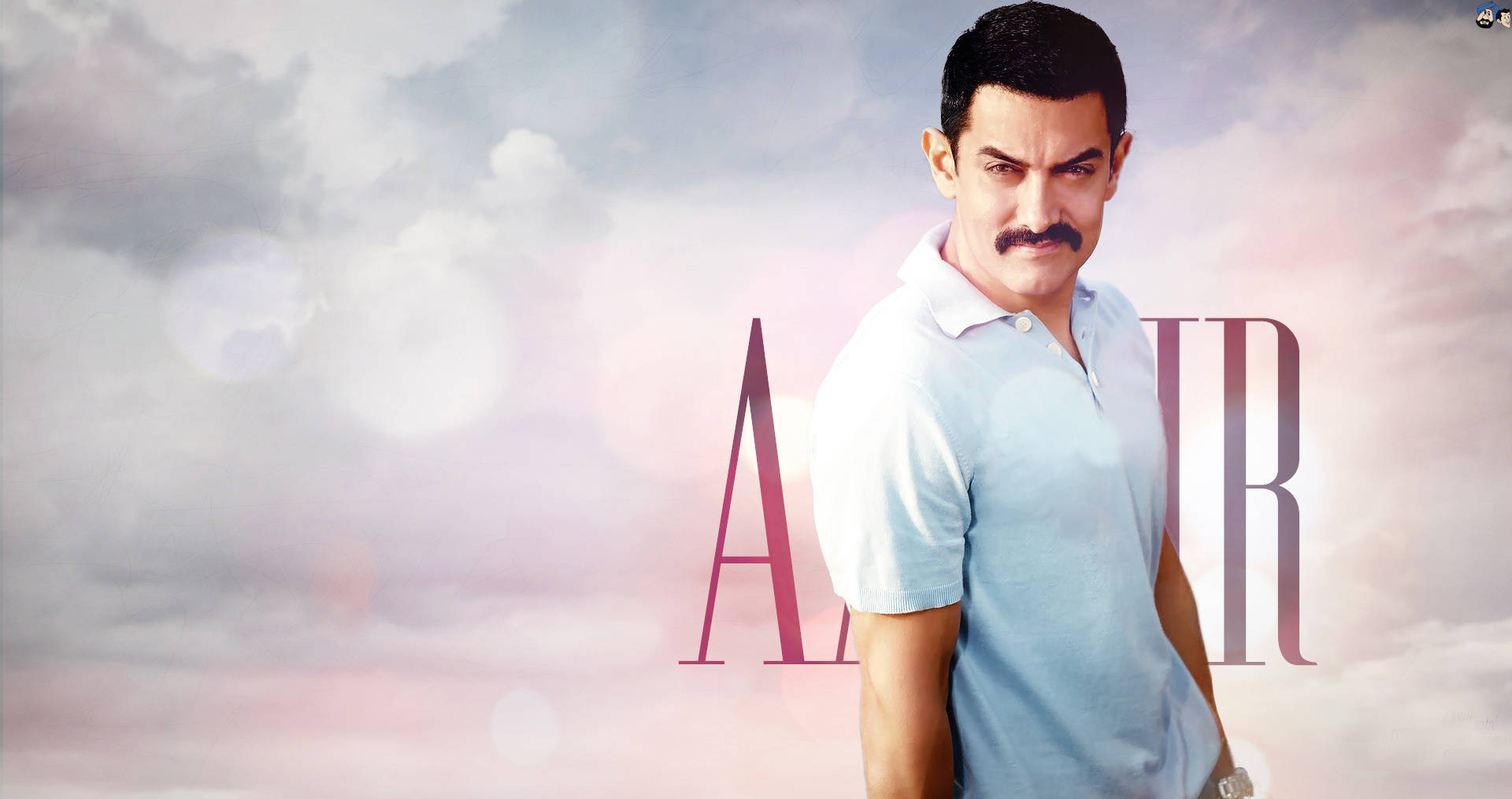 Aamir Khan 桌布 壁紙 — 演員阿米爾·汗自信地站在淺藍色Polo衫中，背景是柔和粉彩的天空，身後有大型風格化字母。