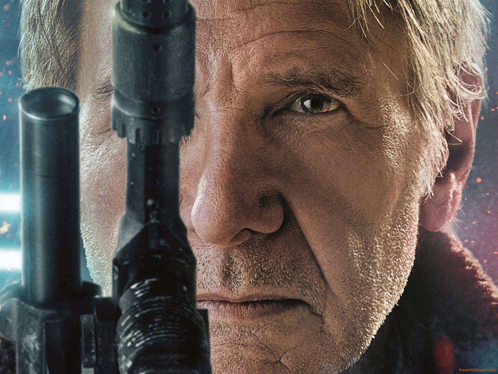 han solo 桌布 壁紙 — 漢·索羅在爆能步槍後面的近距離特寫，背景有星場火花。