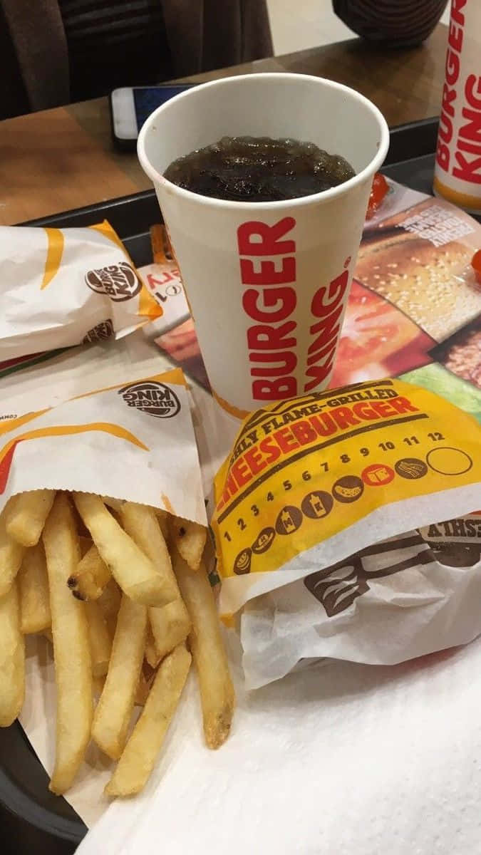 Mcdonalds Food 桌布 壁紙 — 漢堡王起司漢堡和薯條配上汽水，放在托盤上的特寫。